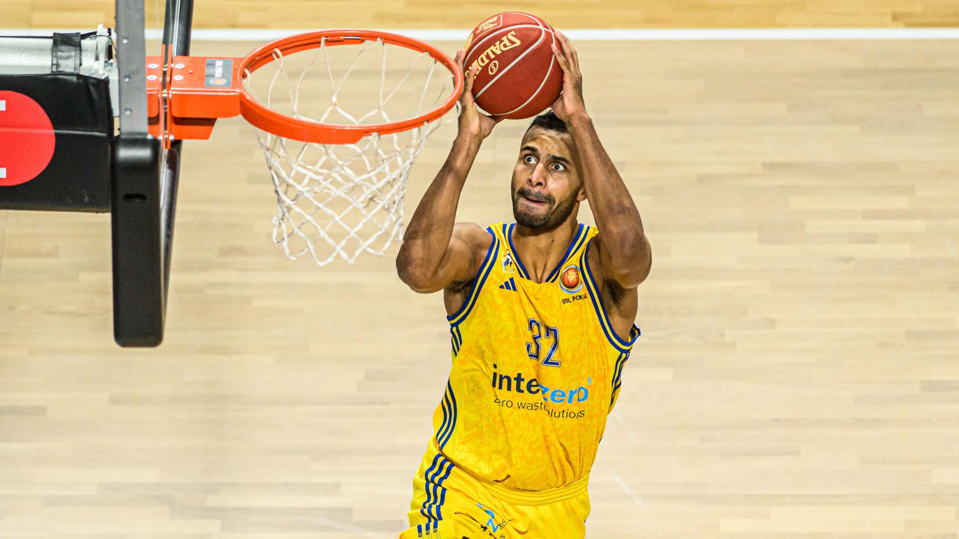 Nach zuletzt zwölf Siegen in Serie haben die NINERS Chemnitz ihre zweite Saisonniederlage hinnehmen müssen. Trotz des 90:101 bei ALBA BERLIN verabschieden sich Kevin Yebo (21 Punkte, 6 Rebounds) und Co. als Tabellenführer aus dem Jahr 2023, während die Truppe von Headcoach Israel Gonzalez (Bilanz: 8-3) auf Rang vier weiterhin in unmittelbarer Reichweite bleibt.
