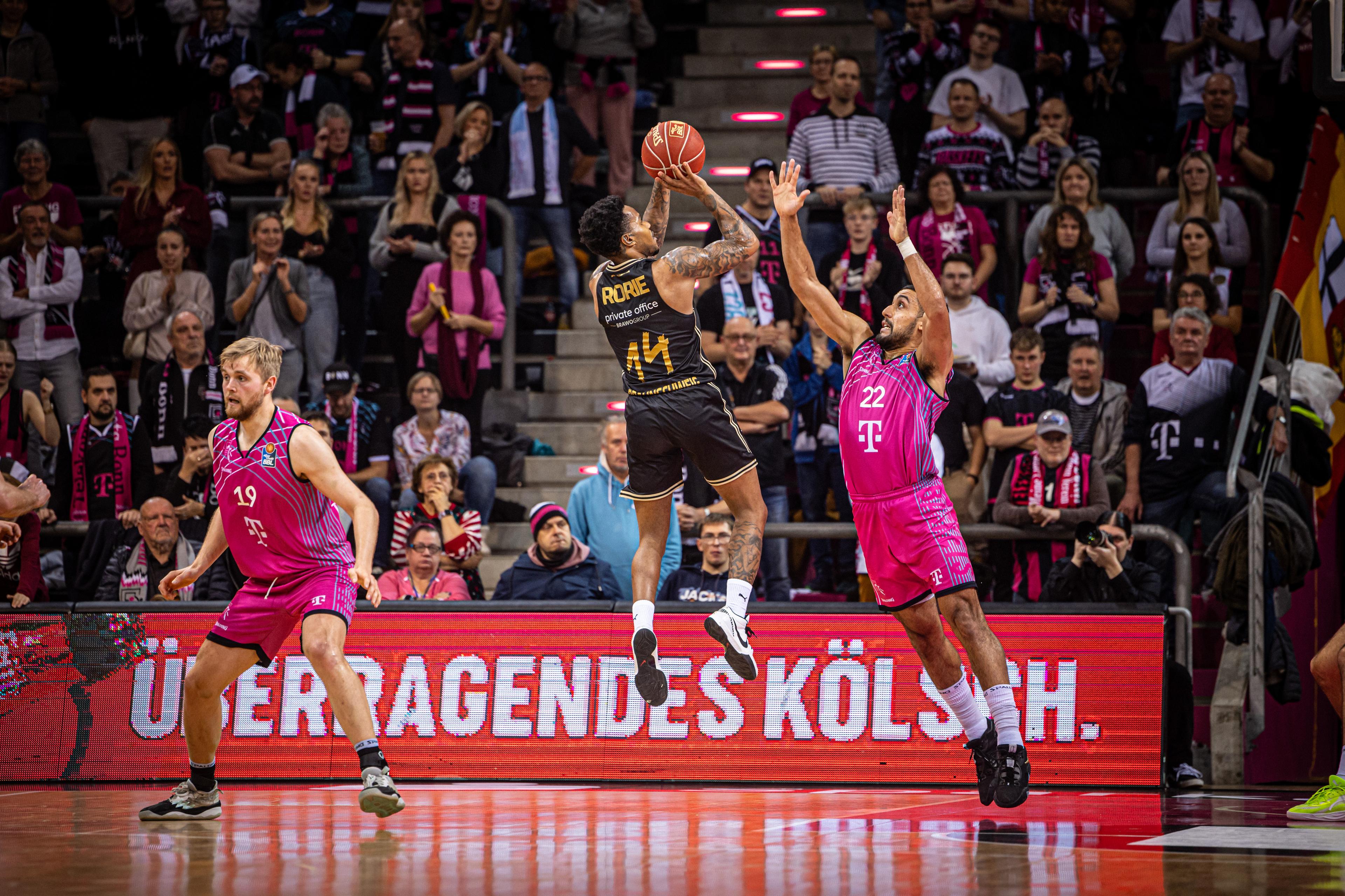 Die Basketball Löwen Braunschweig revanchieren sich nach zehn Tagen für ihre letzte Heimniederlage gegen die Telekom Baskets Bonn. Mit ihrem Auswärtssieg am Hardtberg beenden sie die Negativserie von zuletzt vier Niederlagen. Topscorer TJ Crockett fehlt zwar, wird aber von Ahmaad Rorie würdig vertreten.