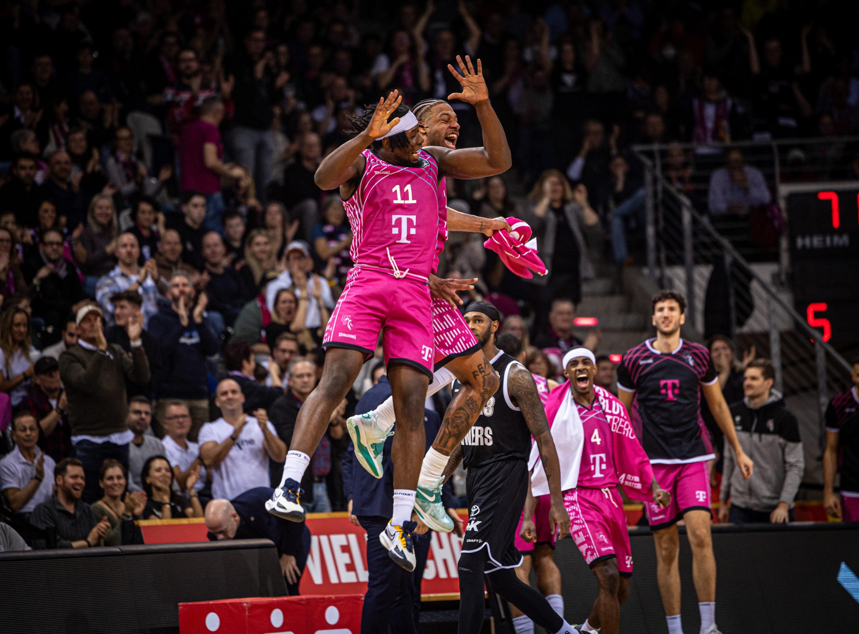 Das lässt den Rheinischen Sauerbraten zum Weihnachtsfest besonders munden! Die Telekom Baskets Bonn (8:5) sind nach zuvor wettbewerbsübergreifend vier Niederlagen in Serie mit einem 108:94-Sieg gegen die Veolia Towers Hamburg (7:5) in die Weihnachtstage gestartet.
