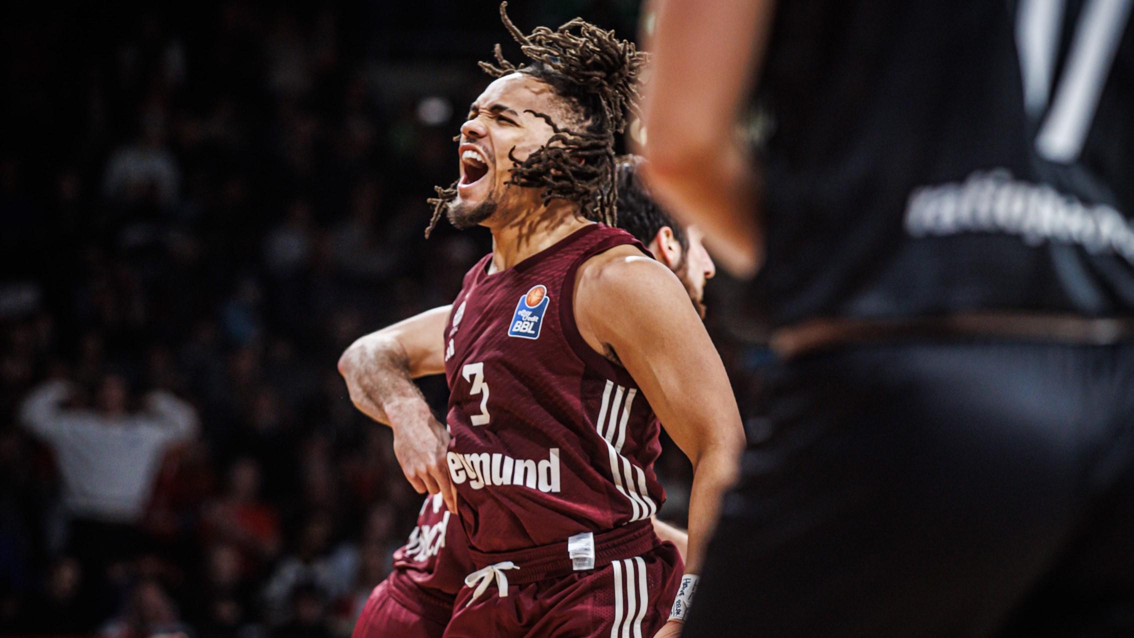 FC Bayern Basketball gewinnt das Topspiel des elften Spieltages der easycredit BBL gegen den Deutschen Meister ratiopharm ulm mit 90:80. In einer über 40 Minuten hochklassigen Partie haben die Bayern im Schlussviertel den längeren Atem und ziehen somit – zumindest was Saisonniederlagen angeht – mit Ulm gleich. Nach monatelanger Verletzungspause feiert Kapitän Vladimir Lucic sein umjubeltes Comeback, Topscorer des Abends ist Leandro Bolmaro mit 19 Punkten.