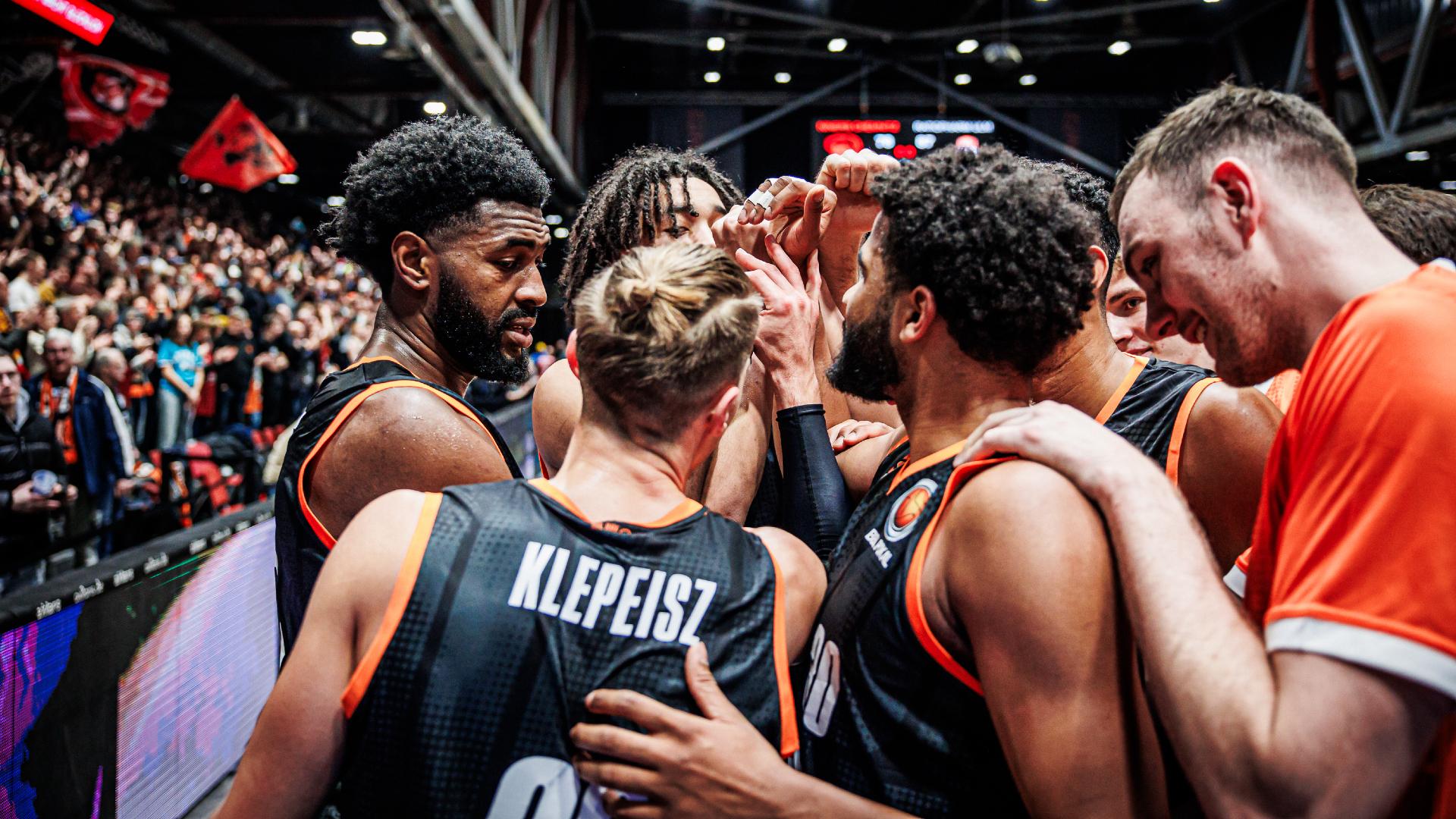 And then there were four teams left as the field is set for the German BBL Cup TOP FOUR with the biggest Quarter-Final showdown seeing ratiopharm ulm stopping the NINERS Chemnitz Express. Zach Copeland meanwhile saved the day for Bamberg Baskets and were joined in the TOP FOUR by reigning champions FC Bayern Munich and record winners ALBA BERLIN.