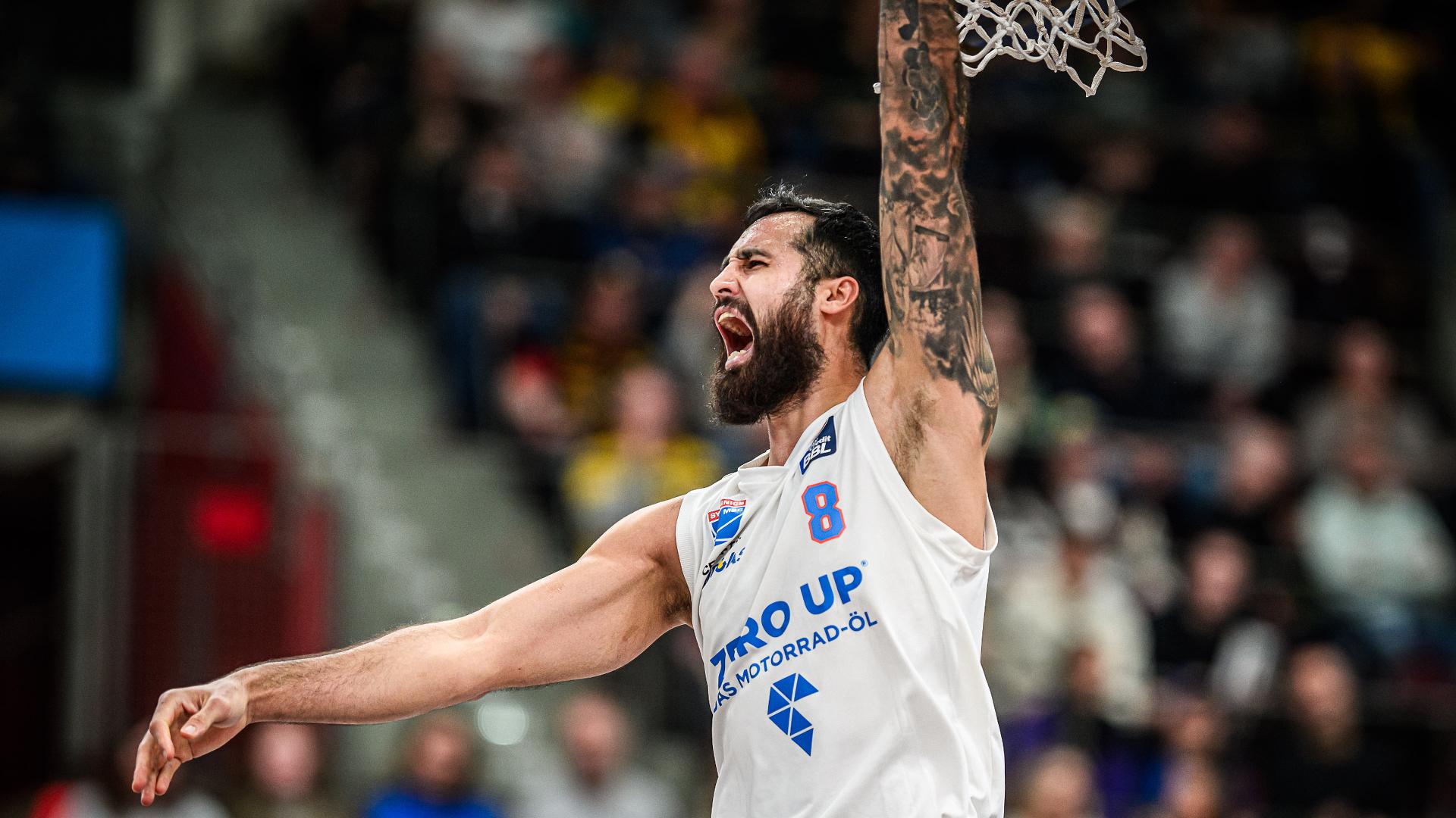 Die MHP RIESEN Ludwigsburg hatten aufgrund einer internationalen BCL-Pause sowie des zurückliegenden Pokal-Wochenendes viel spielfreie Zeit. So finden die Barockstädter gegen den SYNTAINICS MBC nur schwerlich zu ihrem Rhythmus, während die Gäste die Flucht nach vorn angehen. In einer spannenden Schlussphase behalten Diante Baldwin (12 Punkte, 8 Rebounds) und Charles Callison (14 Punkte) die Übersicht sowie Nerven, um das 81:78 über die Ziellinie zu bringen.