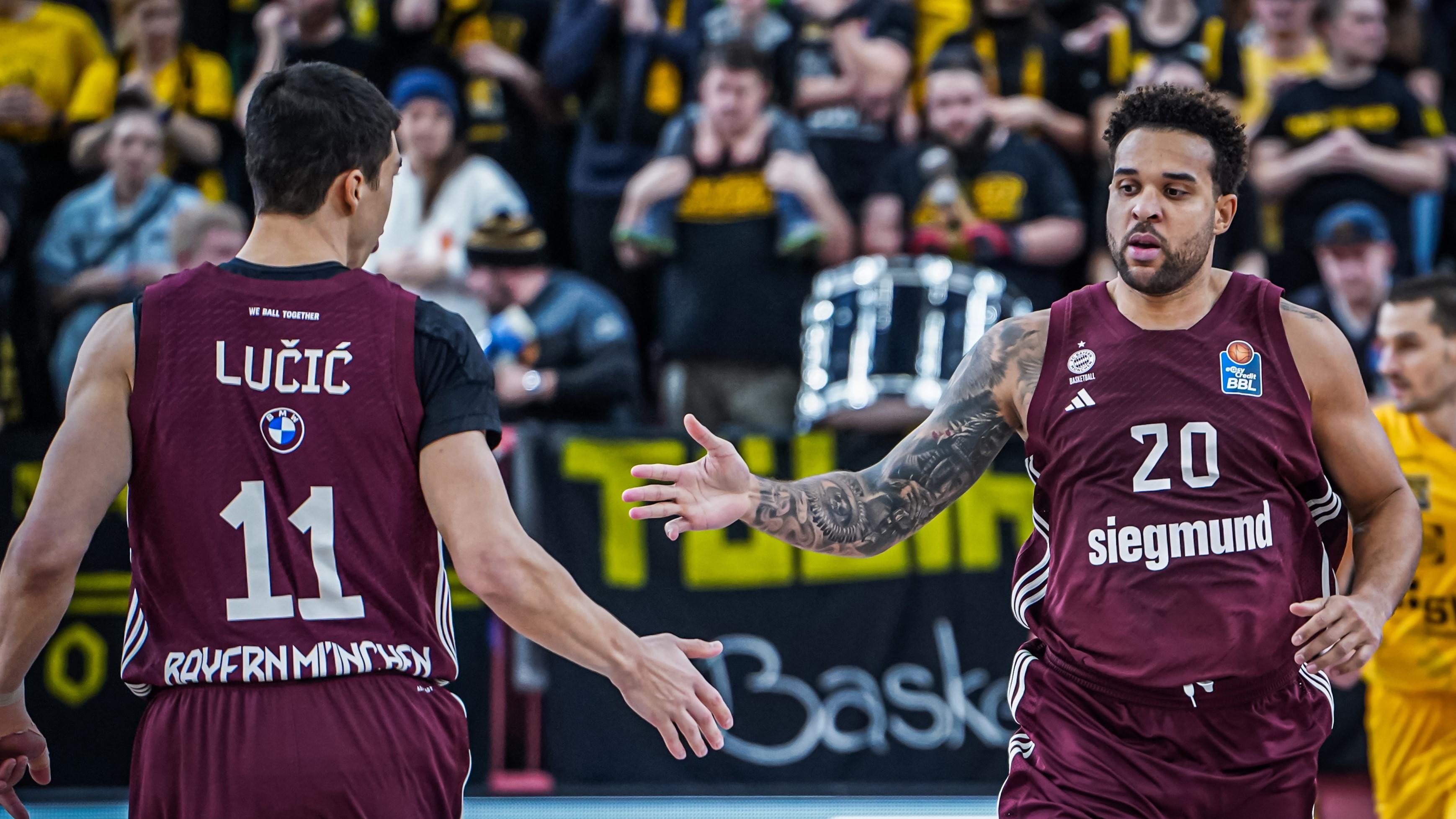 FC Bayern Basketball gewinnt am zweiten Weihnachtstag sein Auswärtsspiel bei den Tigers Tübingen mit 96:74 und bleibt somit weiter im Spitzenquartett der Tabelle. Obwohl Pablo Laso in Nick Weiler-Babb, Isaac Bonga, Carsen Edwards und Serge Ibaka auf vier Stammkräfte verzichtet, zeigt sein Team eine über weite Strecken abgeklärte Leistung und lässt dem Aufsteiger in einer ausverkauften Paul Horn – Arena keine reelle Siegchance. Bester Werfer des Nachmittags ist Sylvain Francisco mit 20 Punkten.