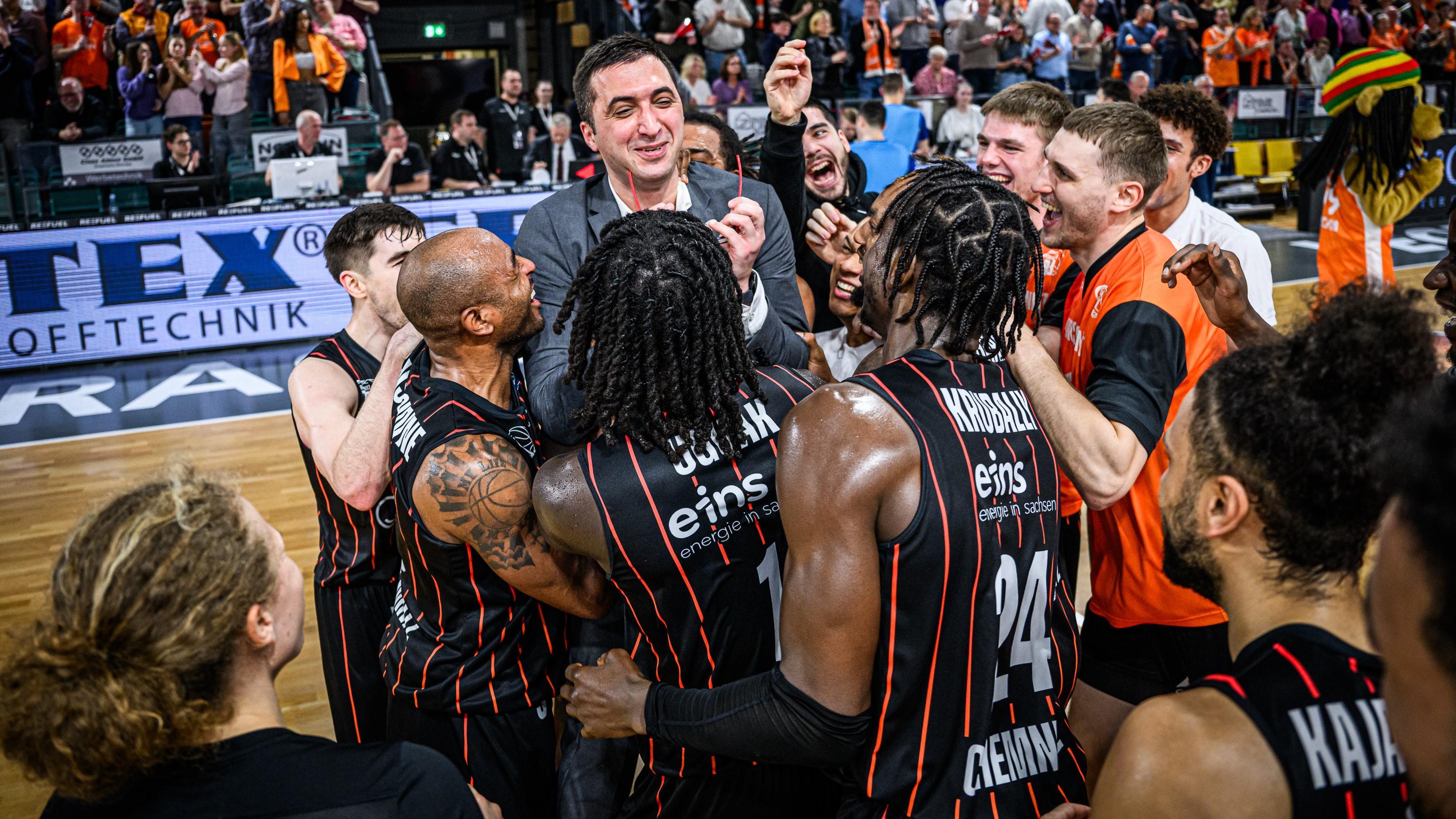 In einem jederzeit spannenden Spiel setzen sich die NINERS Chemnitz bei Aufsteiger RASTA Vechta mit 81:80 durch. Für die Gäste ist es der elfte Erfolg am Stück in der easyCredit BBL, während Vechta sich zum dritten Mal vor heimischer Kulisse geschlagen geben muss. Chemnitz, das ohne den erkrankten Headcoach Rodrigo Pastore auskommen muss, geht als Tabellenführer ins Weihnachtsfest.