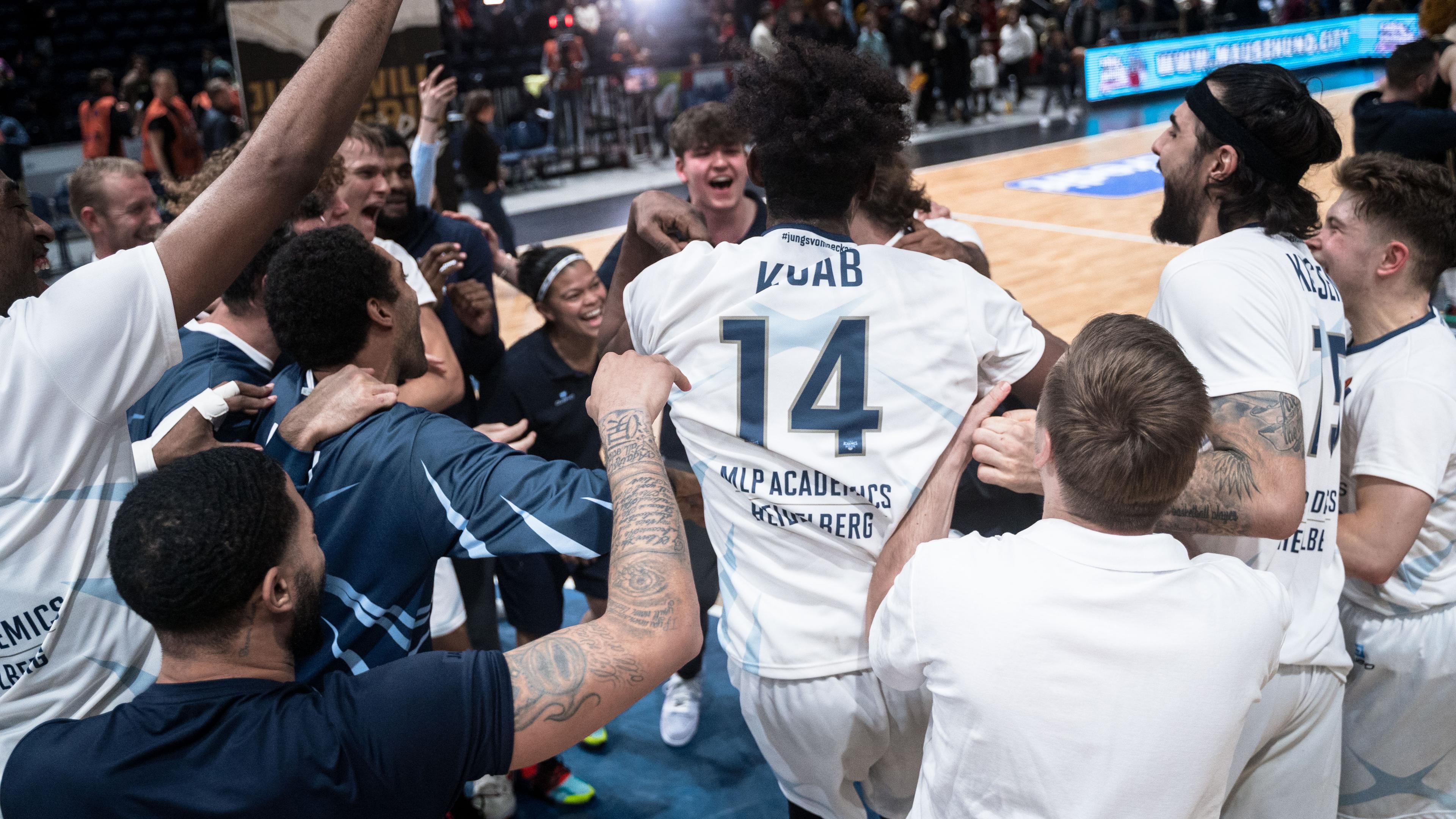 Die MLP ACADEMICS Heidelberg haben beim Debüt von Ingo Freyer an der Seitenlinie einen viel umjubelten 84:83-Auswärtserfolg bei den Basketball Löwen Braunschweig eingefahren. Den Heidelbergern fehlen dabei in Josh Gray, Tim Coleman, Elias Lasisi, Paul Zipser und dem früh im Spiel verletzten Vincent Kesteloot gleich fünf Stammkräfte. Mit einer Sechser-Rotation behält das Team durch einen Korb von Nachverpflichtung Abu Kigab sechs Sekunden vor Ende die Oberhand.