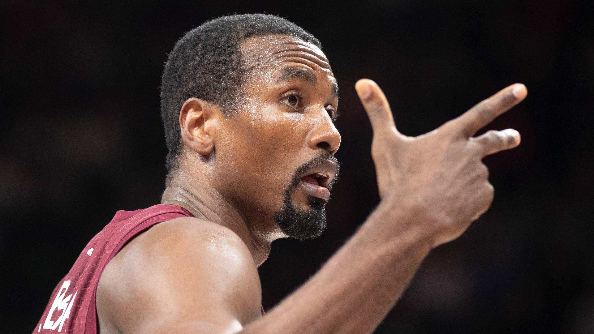 Auf dem Weg zum siebten Sieg in Serie muss sich der FC Bayern München nach einem Traumstart kämpferischen Bamberg Baskets erwehren, die aufgrund ihrer defensiven Galligkeit lange auf ein Comeback hoffen dürfen. Schlussendlich ist es allerdings die tiefe, sehr tiefe Bank der Bajuwaren sowie ein individuell kaum zu stoppendes Trio um Carson Edwards (16 Punkte), Serge Ibaka (16 Punkte) sowie Sylvain Francisco (17 Punkte, 5 Assists), welches das 91:69 in trockene Tücher bringt.
