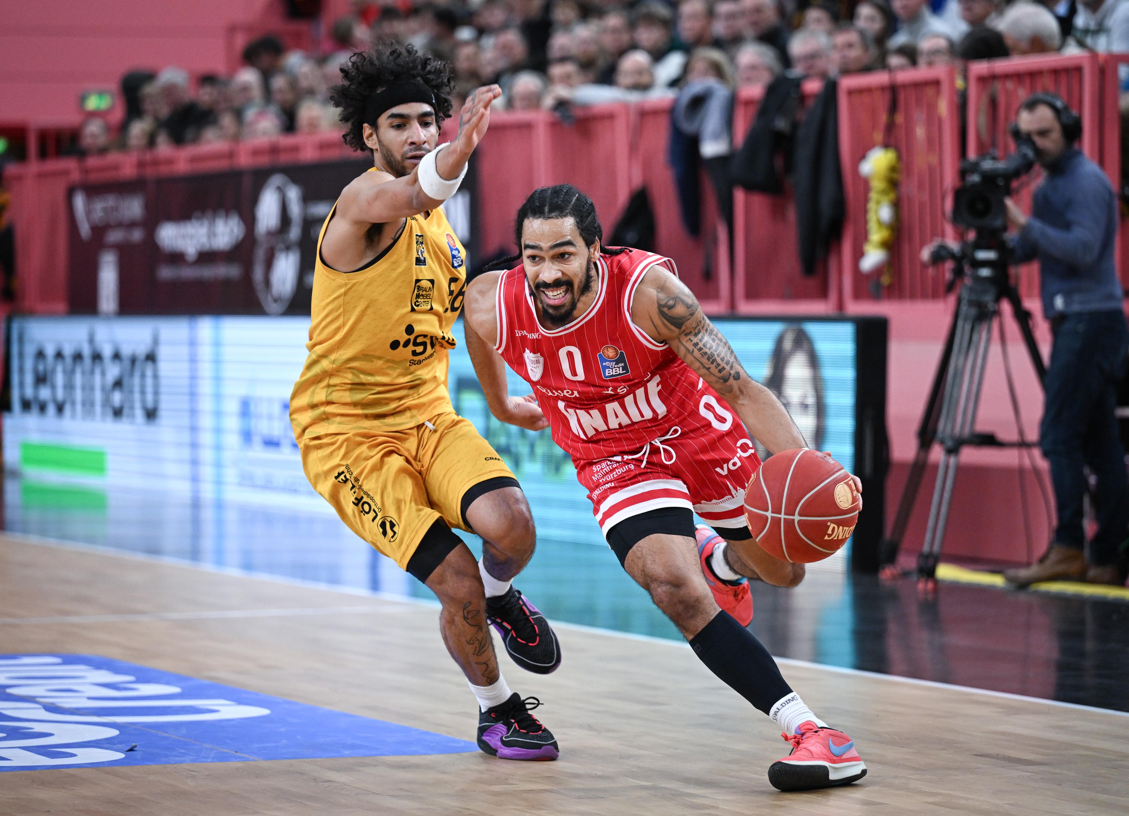Die Siegesserie der Würzburg Baskets hält: Mit starken Nerven zwingen sie die Tigers Tübingen in die Verlängerung und haben dann den Mann des Abends in ihren Reihen. Otis Livingston liefert sich mit Jhivvan Jackson ein heisses Duell unter Topscorern. 