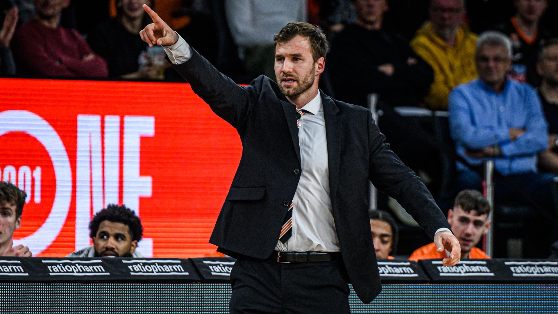 Für den Deutschen Meister geht es weiter nach vorn. Die Mannschaft von ratiopharm ulm hat im ersten Spiel des Jahres 2024 an die alte Form angeknüpft und den dritten Sieg in Serie eingefahren. Die Basketball Löwen Braunschweig indes tun sich nach einer eng geführten Halbzeit ab dem dritten Viertel enorm schwer, wobei sie besonders Trevion Williams (14 Punkte, 12 Rebounds) kaum in den Griff bekommen.