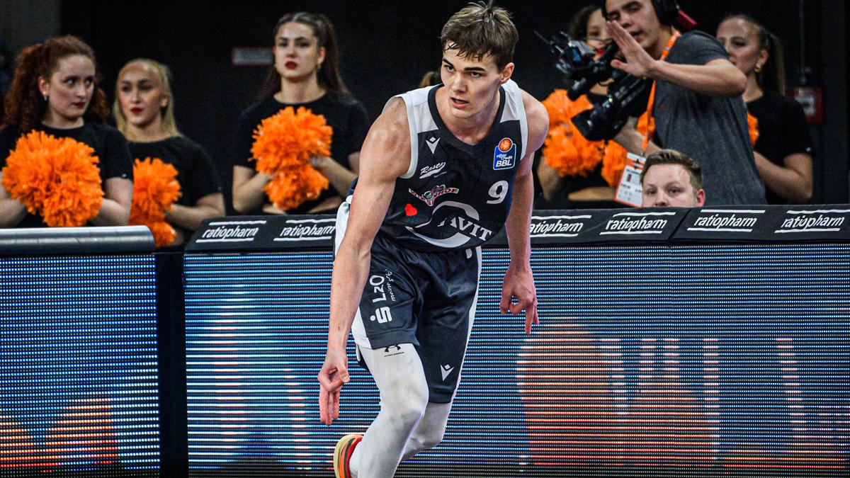 In einem der besten und nervenaufreibendsten Spiele der bisherigen Saison setzt sich RASTA Vechta mit 106:102 nach Verlängerung beim Meister ratiopharm ulm durch. Joschka Ferner rettet vor ausverkauftem Haus von 6.000 Zuschauern per Buzzerbeater-Dreier den Aufsteiger in die Verlängerung, dort hat Vechta den längeren Atem – obwohl MVP-Kandidat Tommy Kuhse sein fünftes Foul kassiert. Joel Aminu sorgt per Steal und zwei Freiwürfen für die Entscheidung. Die RASTAner fahren nicht nur ihren vierten Sieg in Serie ein, sondern haben jedes ihrer vier Spiele gewonnen, das in dieser Saison in die Verlängerung gegangen ist.