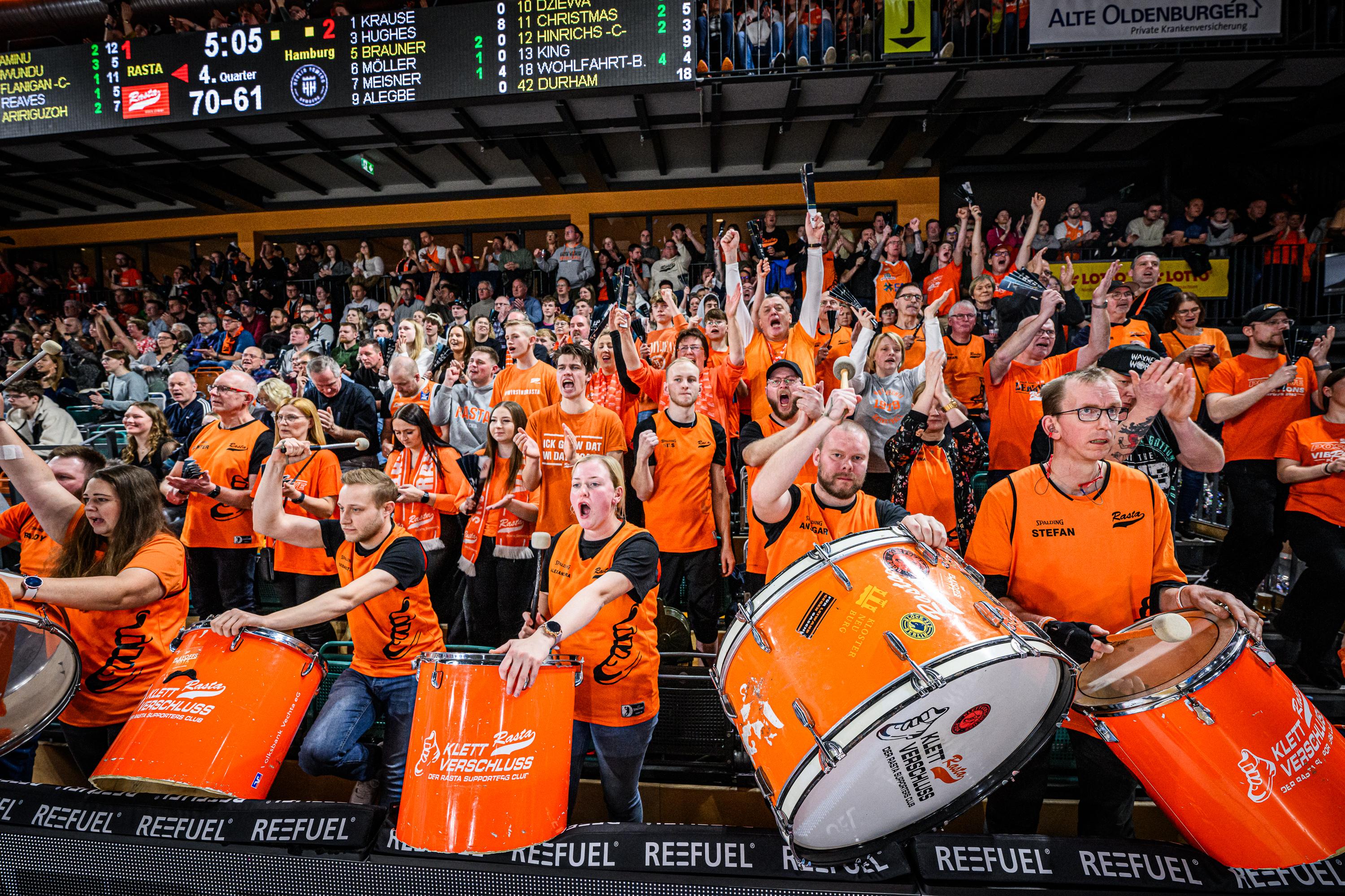 Das Überraschungsteam der Saison bleibt auf Playoff-Kurs. Durch einen 79:71-Heimsieg im Nordduell gegen die Veolia Towers Hamburg (10:7) ist Rasta Vechta (12:6) nun Sechster - und luchst dem Rivalen aus der Tabellennachbarschaft zugleich noch den direkten Vergleich ab.