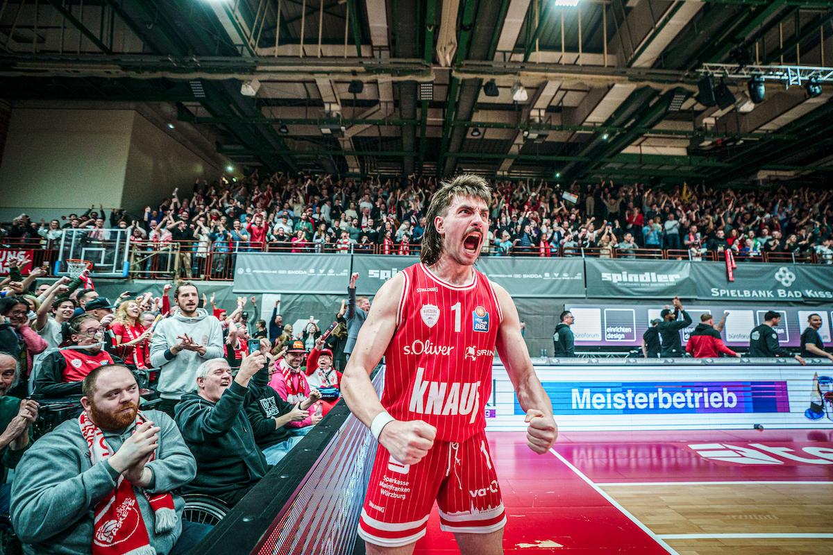 Nach 15 Niederlagen in Folge gelingt den Baskets Würzburg wieder ein Sieg gegen ALBA BERLIN. Damit revanchiert sich das Team aus Unterfranken für die Niederlage vor zwei Wochen und übernimmt in der Tabelle Rang vier von den Albatrossen. Darius Perry entscheidet das Spiel von der Freiwurflinie.