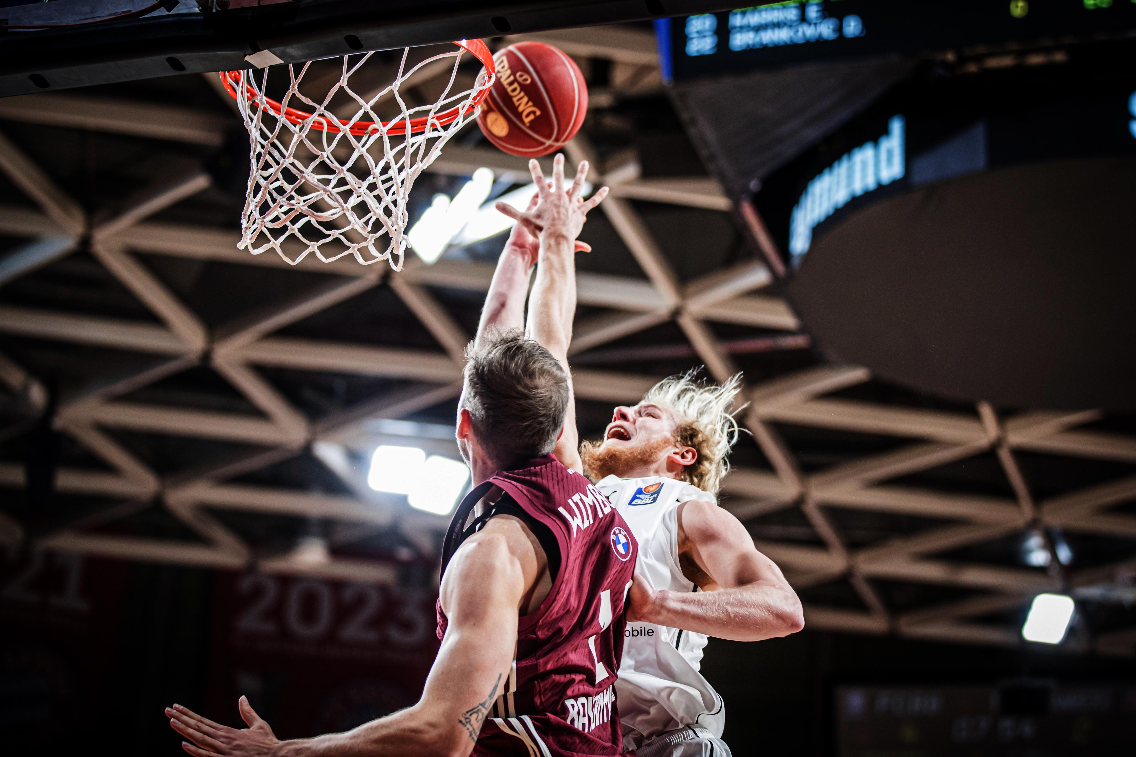 Der Bayerische Rundfunk (BR) wird zwei der drei Partien des SIEGMUND TOP FOUR um den BBL Pokal 2024 live in seinem Dritten Programm übertragen. Das erste Halbfinale am Samstag um 14:00 Uhr zwischen den Bamberg Baskets und dem FC Bayern München Basketball sowie das Finale am Sonntag, ebenfalls um 14:00 Uhr, werden damit im Free-TV zu sehen sein.