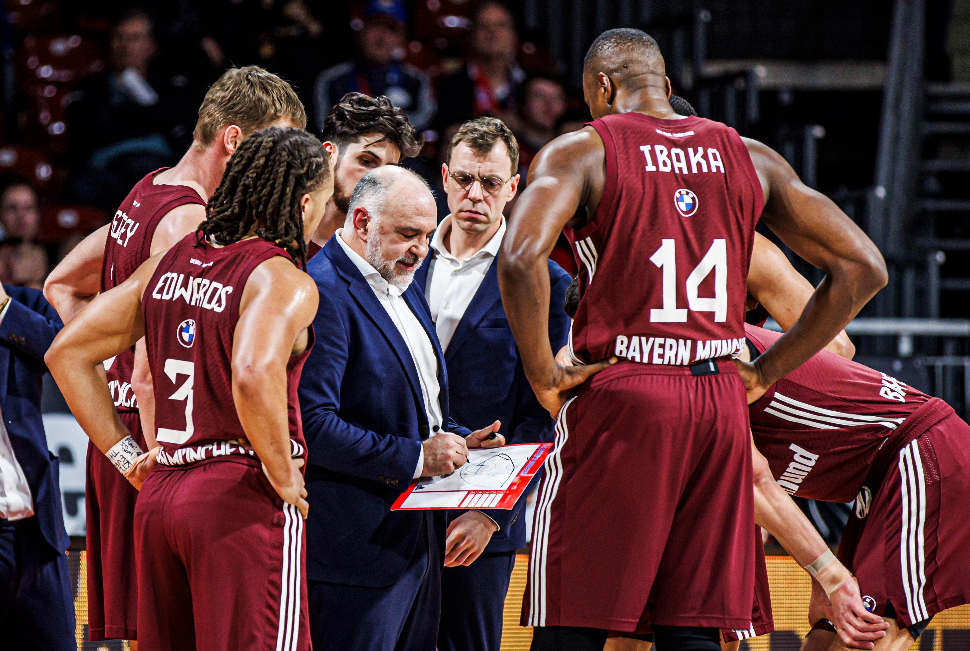 Mit Pablo Laso auf dem Trainerposten hat beim FC Bayern Basketball vergangenen Sommer eine neue Ära begonnen. Der Spanier hat mit Real Madrid beinahe unzählige Titel gewonnen, jetzt soll der erste in Deutschland folgen. Sein Team ist Titelverteidiger und Topfavorit in heimischer Halle.