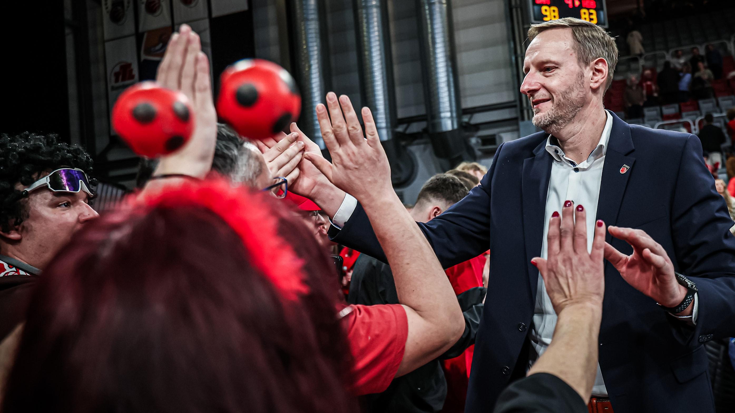 Erfolgreiches Debüt für Arne Woltmann als Trainer bei den Bamberg Baskets: Die Franken setzen sich daheim gegen die MLP Academics Heidelberg mit 98:83 durch. Damit feiert das Team eine gelungene Generalprobe vor dem Halbfinale im BBL Pokal gegen den FC Bayern München an diesem Samstag.