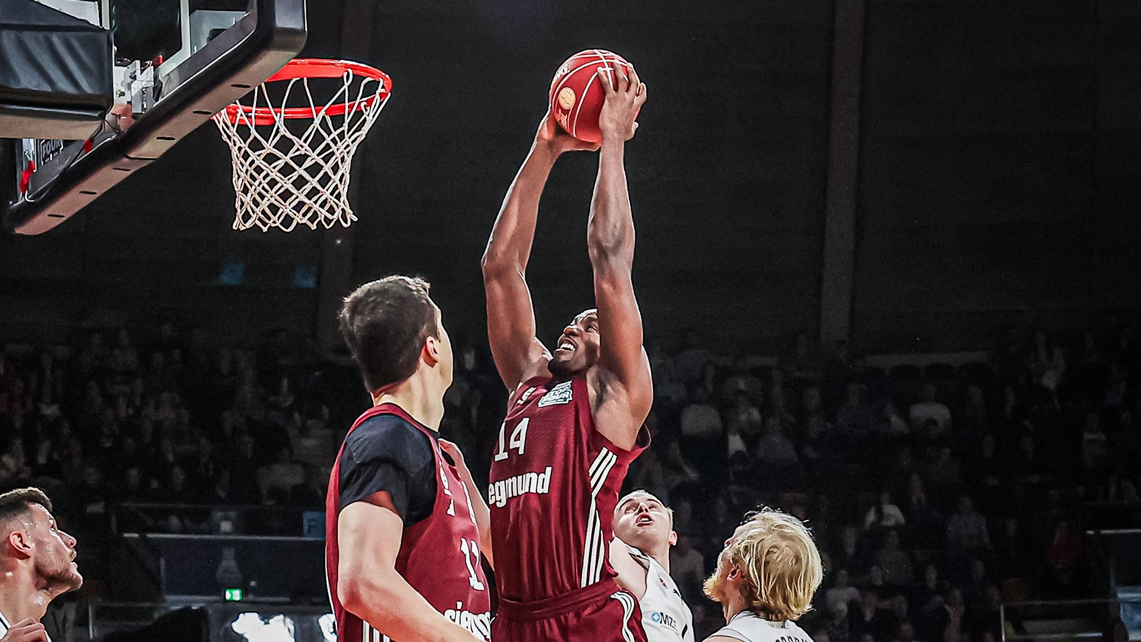 Der FC Bayern Basketball schlägt im ersten Halbfinale des SIEGMUND TOP FOUR um den BBL Pokal die Bamberg Baskets klar mit 81:62. Den Grundstein legt der Tabellenführer der easycredit BBL dabei im zweiten Viertel, das man mit 27:10 für sich entscheidet. Topscorer des Nachmittags ist Bambergs Zach Copeland mit 19 Punkten. 