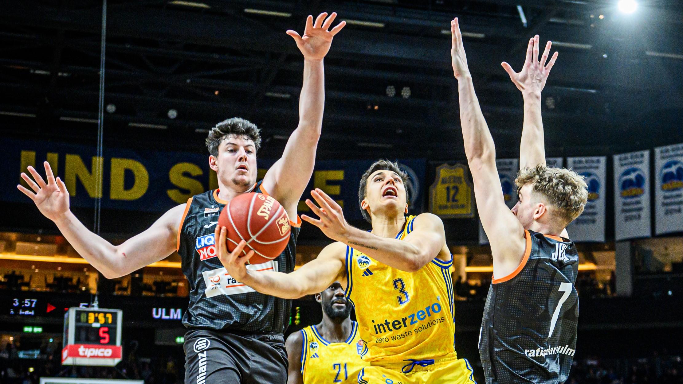 ALBA BERLIN feiert einen Heimerfolg gegen den Deutschen Meister ratiopharm ulm. Vor 8.988 Zuschauern siegen die Hausherren mit 98:88, verpassen allerdings den direkten Vergleich. Topscorer beim Team aus der Hauptstadt ist Sterling Brown mit 19 Punkten.