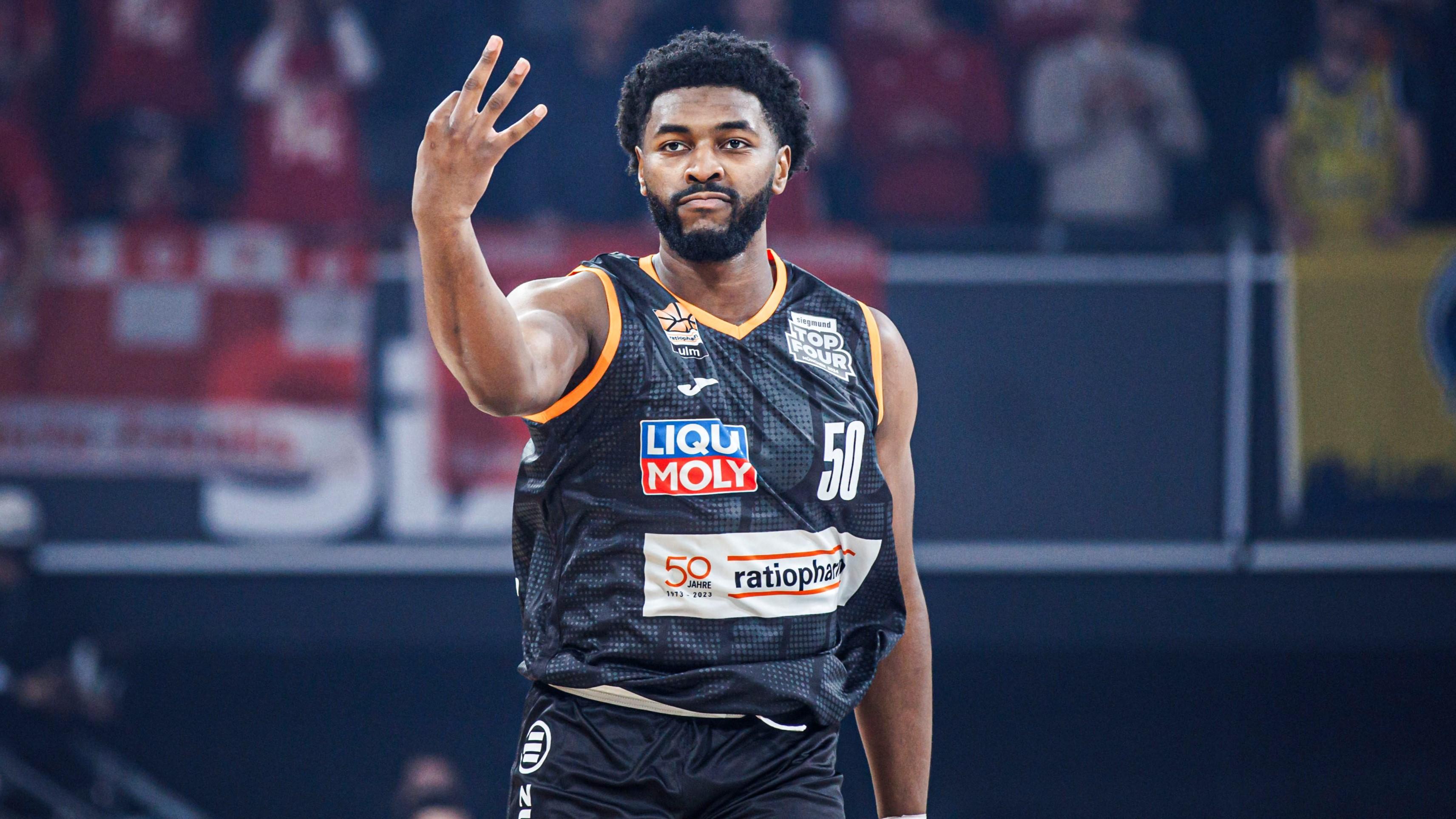 Der Deutsche Meister ratiopharm ulm gewinnt in einem hart umkämpften zweiten Halbfinale im SIEGMUND TOP FOUR um den BBL Pokal gegen ALBA BERLIN mit 87:79. Angeführt vom überragenden Trevion Williams, der mit 25 Punkten und zwölf Rebounds ein Double-Double auflegt, setzen die Ulmer im Schlussviertel die entscheidenden Akzente.