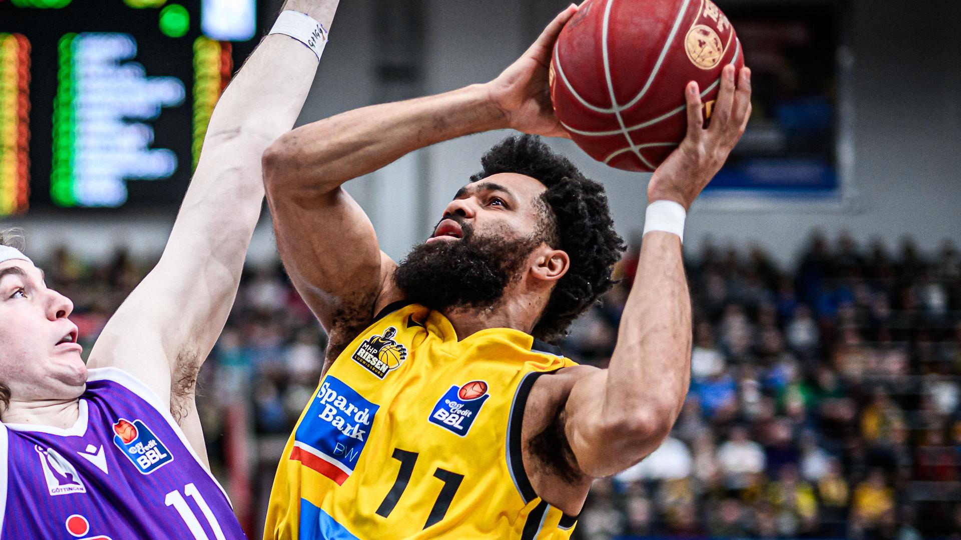 Die MHP RIESEN Ludwigsburg haben die zwei Spiele währende Siegesserie der BG Göttingen beendet. Das Team von Trainer Josh King nutzt seine physischen Vorteile in Brettnähe konsequent aus, um so das Spiel für die berühmt-berüchtigte Guard-Lineup zu öffnen, wodurch die Partie nach der Pause endgültig kippt. Eddy Edigin legt mit 20 Punkten und zehn Rebounds ein lupenreines Double-Double auf, wobei er in Brettnähe zudem feine Unterstützung durch Jonathan Bähre (11 Punkte, 7 Rebounds) erhält.