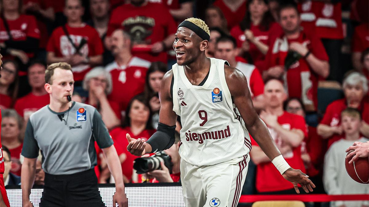 Auch das dritte Saisonduell zwischen den FC Bayern München und den Bamberg Baskets geht deutlich an die Bayern. Beim 99:81-Auswärtserfolg vor mit 5.700 Zuschauern ausverkauftem Haus liegt der Tabellenführer kein einziges Mal zurück und fährt den 16. Sieg über Bamberg in Serie ein. Vor allem Weltmeister Isaac Bonga und Elias Harris gegen seinen langjährigen Club trumpfen auf.