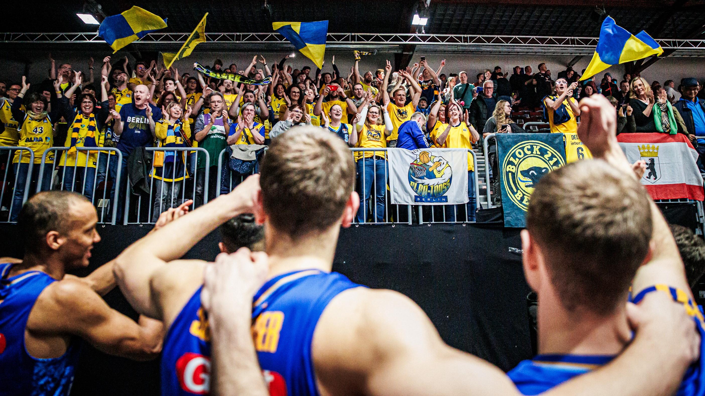 ALBA BERLIN entscheidet das Spitzenspiel der easyCredit Basketball Bundesliga bei den NINERS CHEMNITZ für sich. Beim 84:79 gewinnen die Gäste, obwohl Center Khalifa Koumadje nach weniger als vier Minuten disqualifiziert wird. Sterling Brown avanciert für ALBA mit 18 Punkten zum Topscorer.
