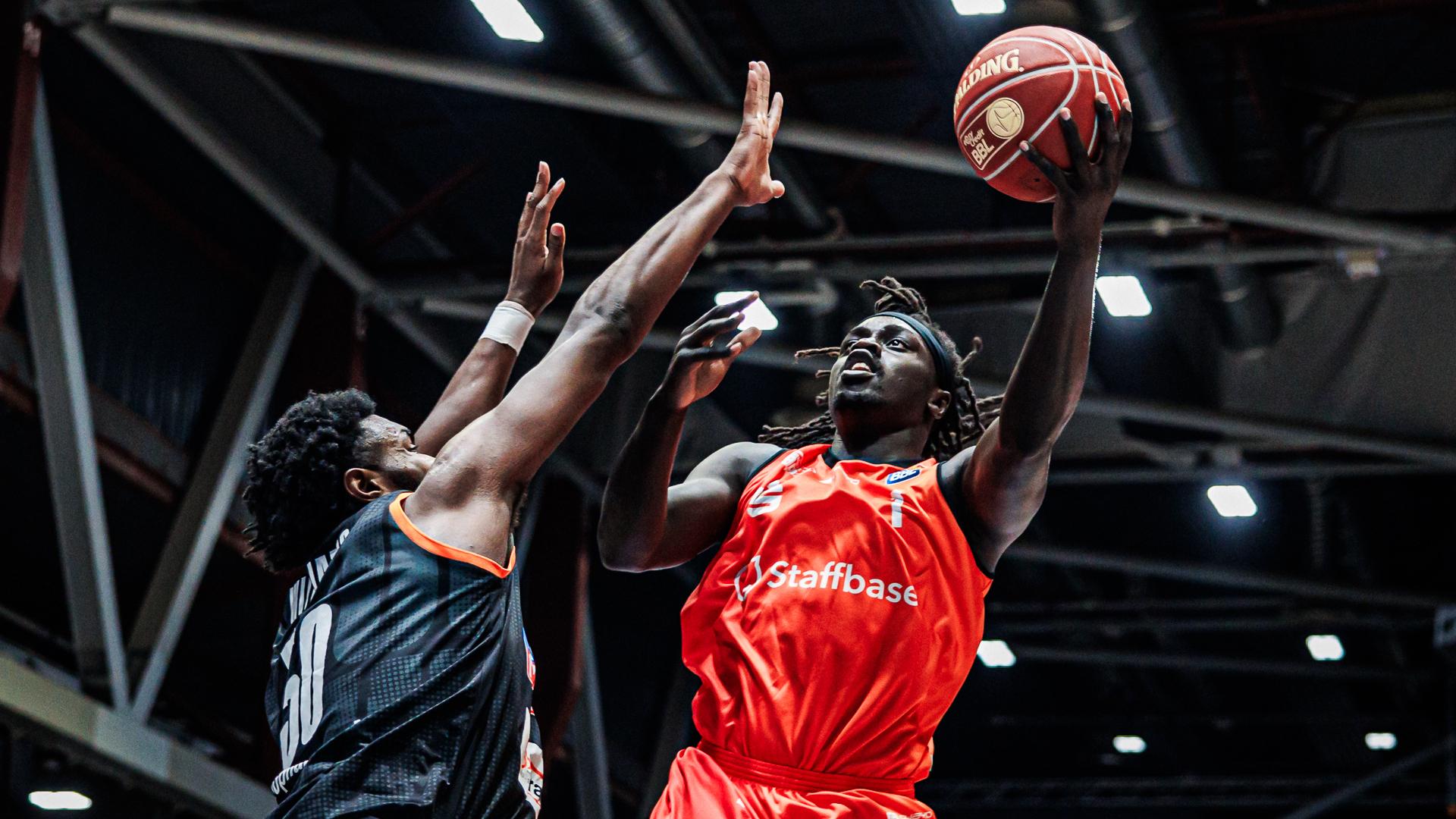 Die NINERS Chemnitz sind und bleiben eine der besten Heimmannschaften der easyCredit BBL. Nach einer rasanten ersten Hälfte gegen ratiopharm ulm kommt der Deutsche Meister in der Crunchtime nochmals auf einen Zähler heran, ehe Deandre Lansdowne (11 Punkte, 5 Assists) mit zwei Big Plays für die Entscheidung sorgt. Damit steigt die Bilanz der 99er vor eigenem Publikum auf 10-1, während die Schwaben im Rennen um die direkten Playoff-Plätze einen Dämpfer erhalten.