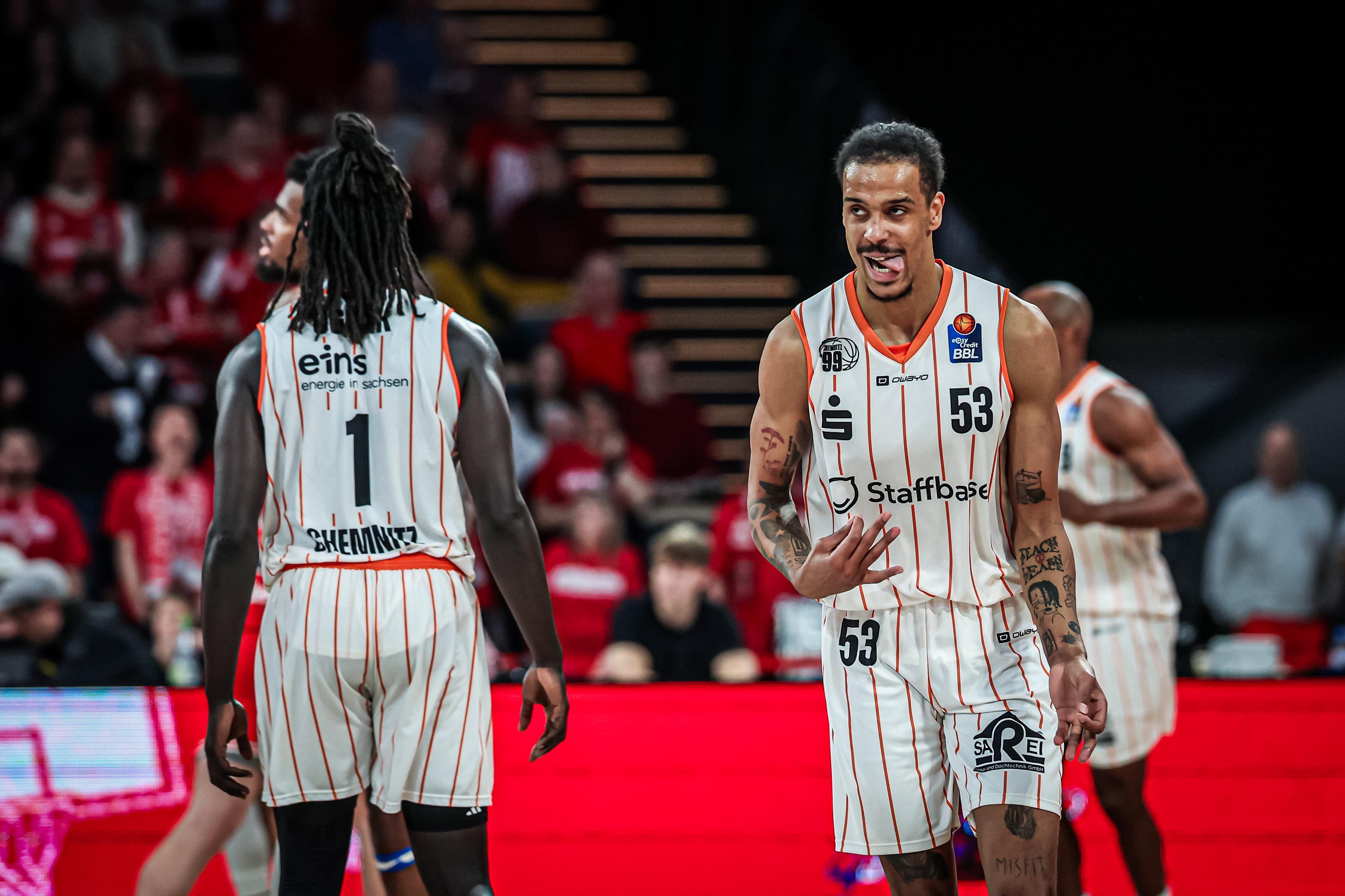 NINERS Chemnitz defended first place in the easyCredit BBL as they showed their class with a comfortable 106-84 victory at Bamberg Baskets. The league leaders were never really challenged and Kevin Yebo shined with 33 points. Chemnitz have now won three straight and six of their last seven games for a 20-4 record, including 10-3 on the road. Bamberg saw their three-game winning streak snapped and fell to 10-14 despite Trey Woodbury scoring 27 points. It was a setback in Bamberg’s push to make the play-ins.