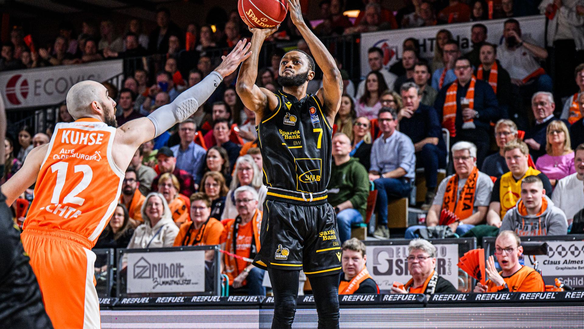 Eine alte Weisheit besagt, dass Basketball ein Spiel der Läufe ist. Im Duden dürfte fortan neben dem Begriff „Comeback“ ein Logo der MHP RIESEN Ludwigsburg zu finden sein. Über weite Strecken sieht RASTA Vechta wie der designierte Sieger aus, doch die Barockstädter reißen nach zweistelligem Rückstand im letzten Abschnitt das Ruder komplett herum und legen dank eines starken Jayvon Graves (28 Punkte) einen 23:0-Run hin, den Jonathan Bähre mit drei entscheidenden Aktionen hintereinander zum 86:72-Auswärtserfolg veredelt.