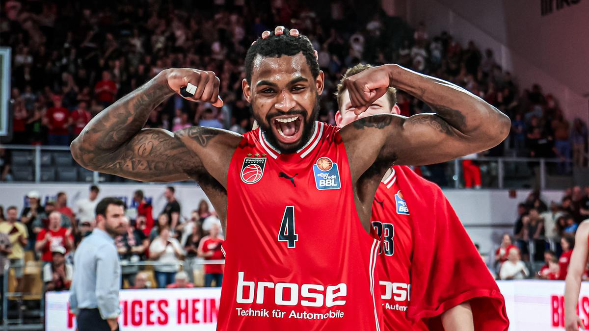 Die Bamberg Baskets gewinnen ihr Heimspiel gegen die Veolia Towers Hamburg nicht nur mit 86:80, nach der 90:94-Hinspielniederlage holen sich die Oberfranken auch den direkten Vergleich. Das kann noch wichtig werden, haben die Bamberger doch die Play-Ins im Visier – mit nur noch einem Sieg Rückstand auf die zehntplatzierten Hamburger. Die Towers gehen zum dritten Mal nacheinander als Verlierer vom Parkett.