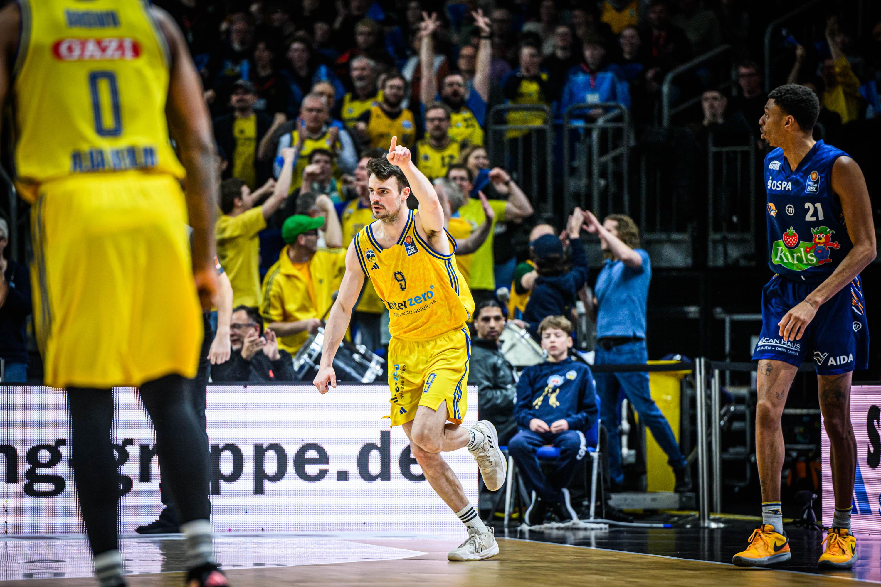 ALBA BERLIN fährt trotz anhaltender Personalsorgen den 13. Sieg in Folge ein. Damit macht das Team aus der Hauptstadt zudem einen sicheren Playoffrang klar. Die ROSTOCK SEAWOLVES wiederholen ihre starke Leistung aus dem Hinspiel nicht und stecken weiter mitten im Abstiegskampf. 