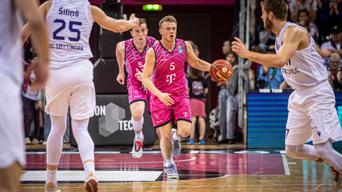 Die einen wollen die sichere Playoff-Qualifikation, die anderen den Klassenerhalt – und doch begegnen sich die Telekom Baskets Bonn und die BG Göttingen lange auf Augenhöhe. Den 95:85-Heimerfolg machen die Bonner vor mit 6.000 Zuschauern ausverkauftem Wohnzimmer durch ein starkes viertes Viertel klar, damit gehen Headcoach Roel Moors sowie Harald Frey und Till Pape gegen ihren letztjährigen Club als Sieger vom Parkett.