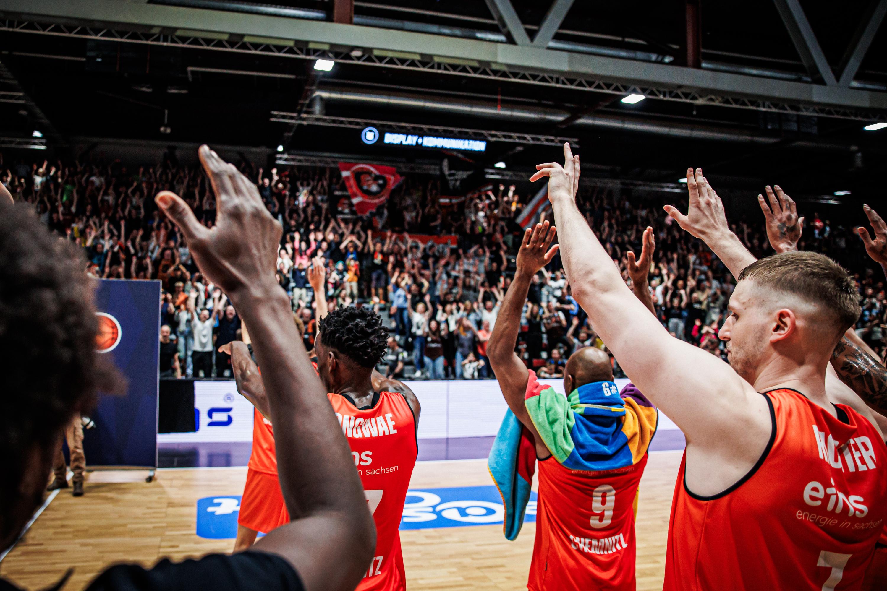 Die NINERS Chemnitz erwischten im FIBA Europe Cup ihre spanischen Gegner im Viertel- und Halbfinale mit ihrer forschen Spielweise auswärts in den Hinspielen auf dem falschen Fuß. Ins Finale gegen Bahcesehir startet Chemnitz jetzt in eigener Halle und steht unter dem Druck, gegen einen noch fremden Gegner einen möglichst hohen Vorsprung vorlegen zu müssen.