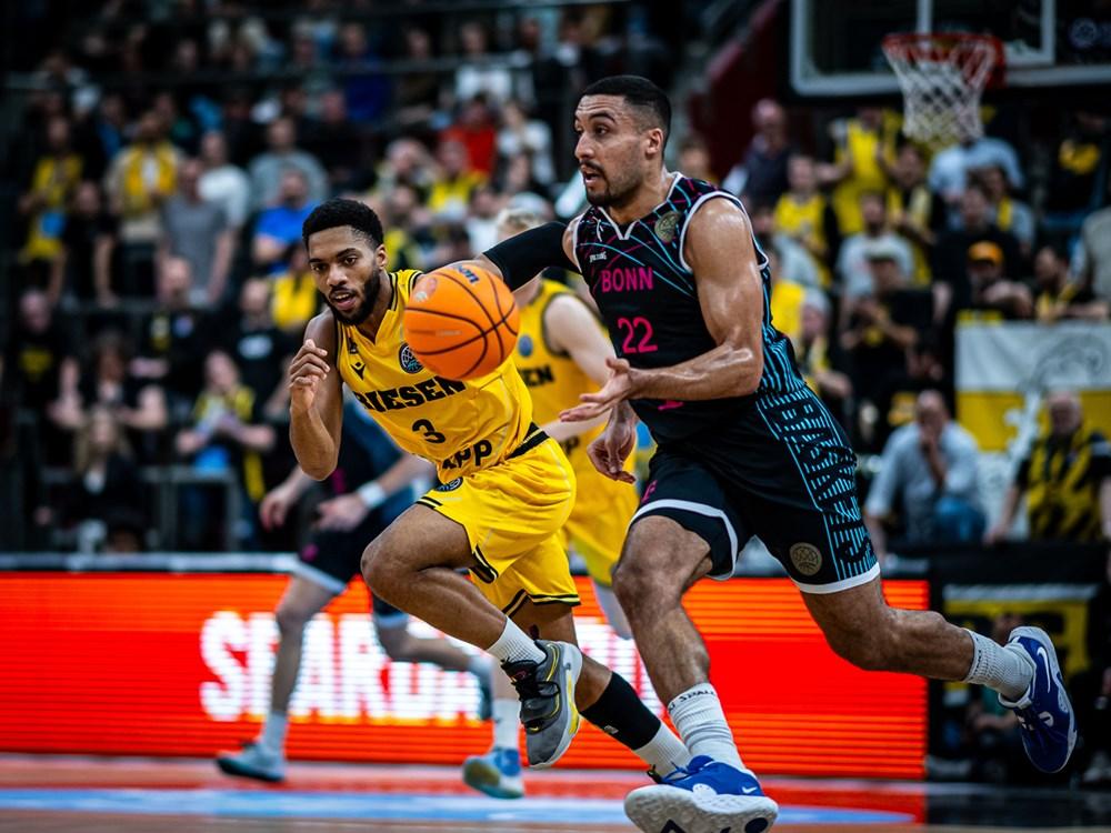 Nachdem die NINERS Chemnitz im FIBA Europe Cup die Tür zum Finale mit ihrem hohen Hinspielsieg in Bilbao vor einer Woche schon nahezu uneinholbar weit aufgestoßen haben, rücken am Mittwoch Bonn und Ludwigsburg in den Fokus, die ins Playoff-Viertelfinale der Basketball Champions League starten.