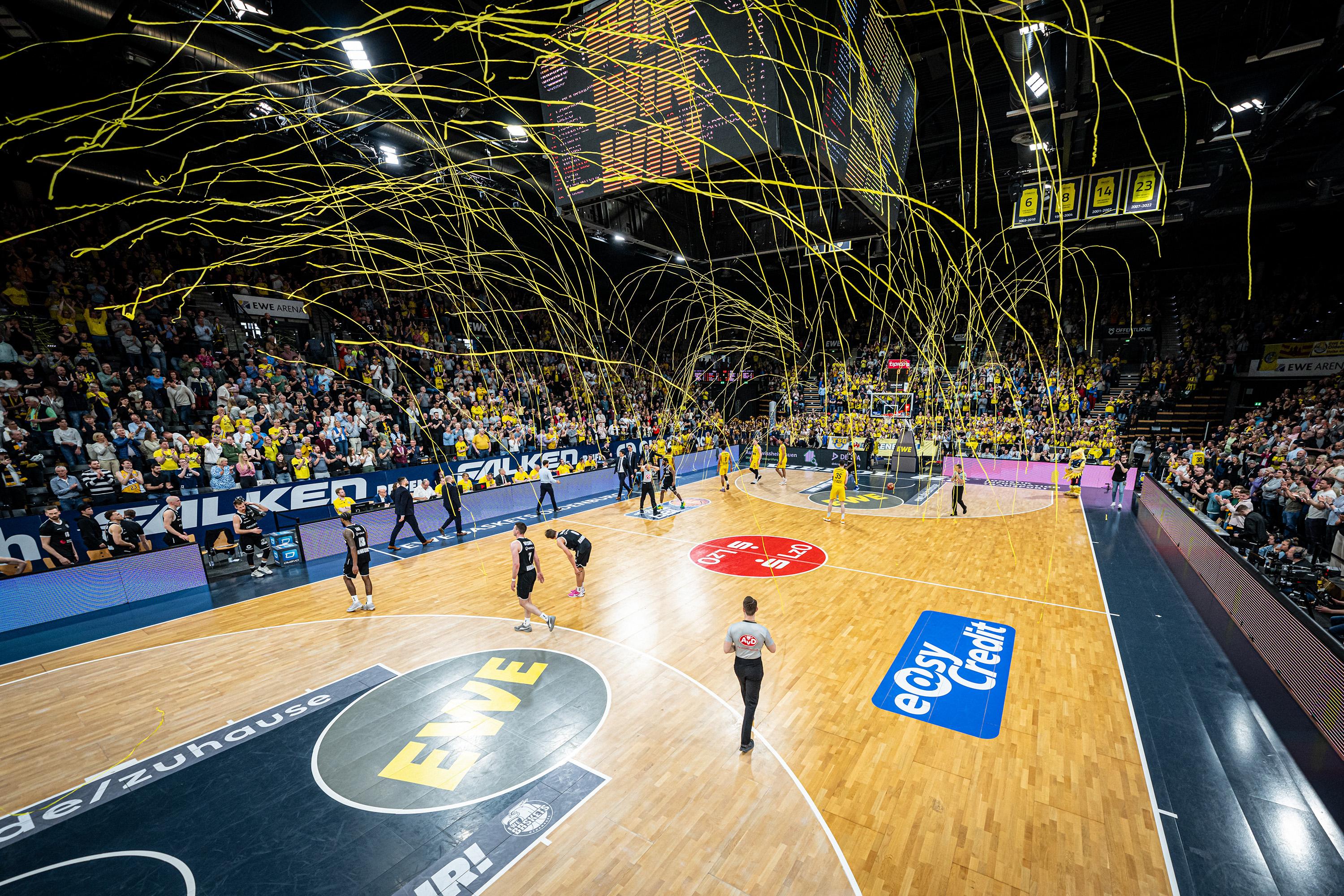 Die EWE Baskets Oldenburg (16:14) feiern den fünften Sieg in Folge. Noch besser: Beim 107:92 gegen die Veolia Towers Hamburg (14:16) feiern sich gleich noch einen Derbysieg.