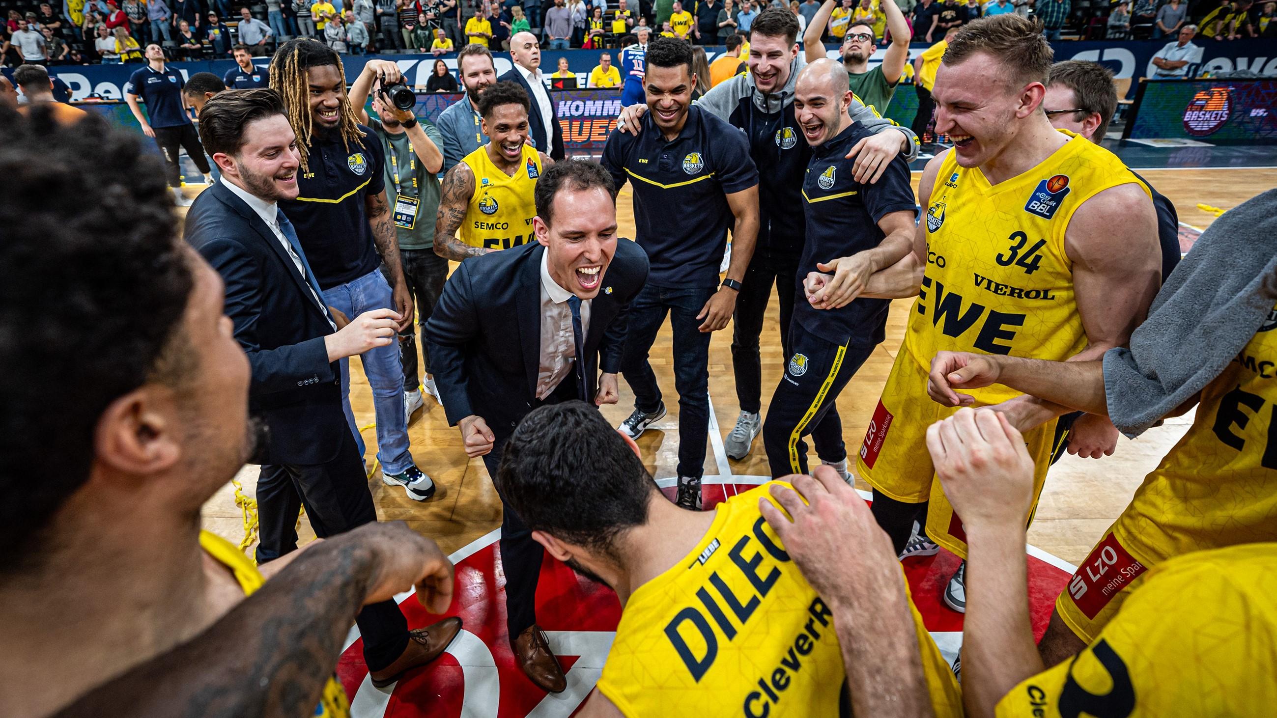 Die EWE Baskets Oldenburg gewinnen zuhause gegen den SYNTAINICS MBC. Vor erneut ausverkauftem Haus heißt es nach 40 intensiven Minuten 95:88. Topscorer ist Len Schoormann mit 22 Punkten.