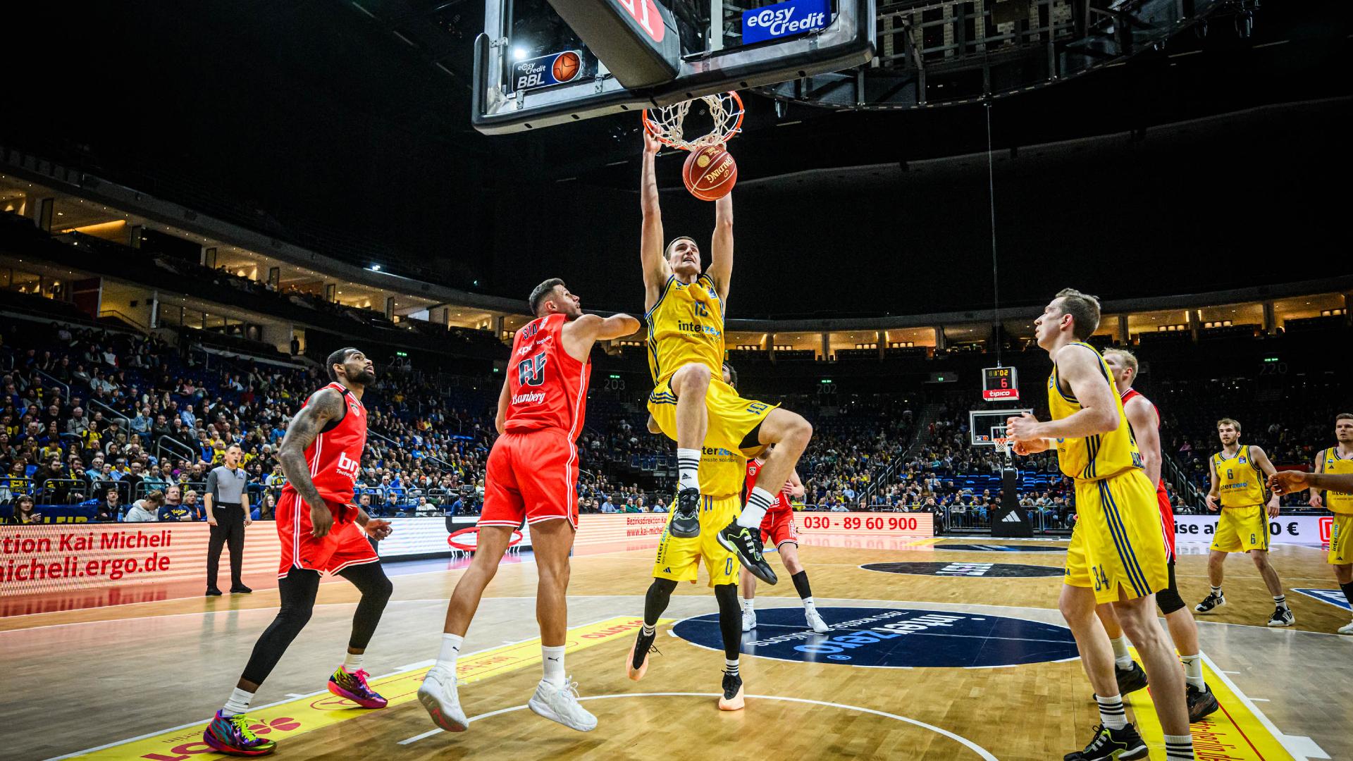 ALBA BERLIN setzt sich zum Abschluss des 29. Spieltages gegen die Bamberg Baskets mit 98:92 durch. Ein überragender Tim Schneider (25 PTS, 9 REB) macht das Fehlen von gleich sieben Stammspielern vergessen. Berlin springt auf den zweiten Tabellenplatz und hat durch die Patzer von München und Chemnitz nun wieder reelle Chancen auf die Hauptrundenmeisterschaft.