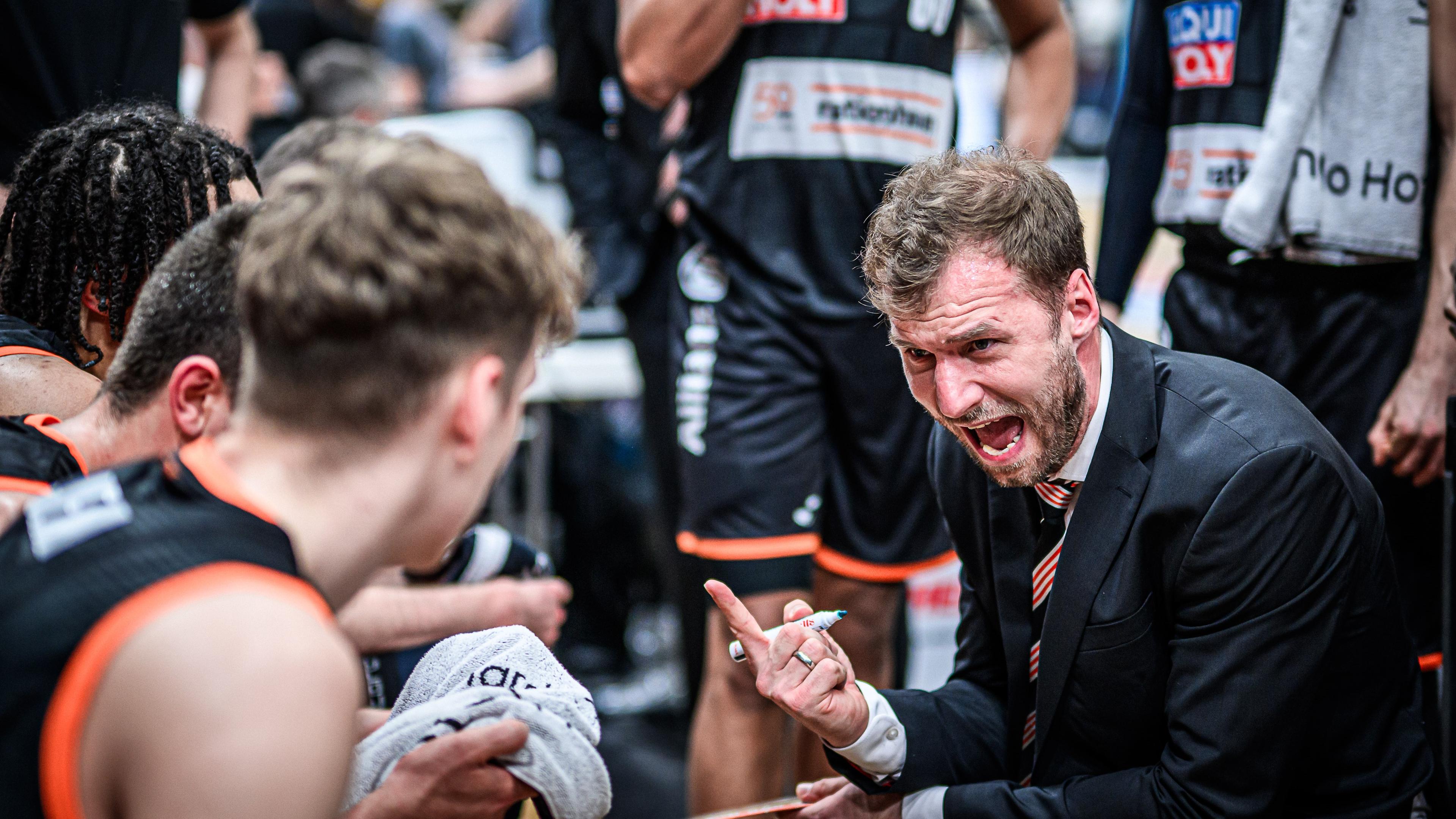 As if the schedule makers knew it was coming … a week after Anton Gavel announced he would be leaving ratiopharm ulm to become head coach at Bamberg Baskets after the season, Ulm faced Bamberg in the league and Gavel guided his current team past his future team. The week also saw ROSTOCK SEAWOLVES finally win again, snapping a 13-game losing streak. And NINERS Chemnitz came up with a big win as they prepare for the start of the FIBA Europe Cup Finals.