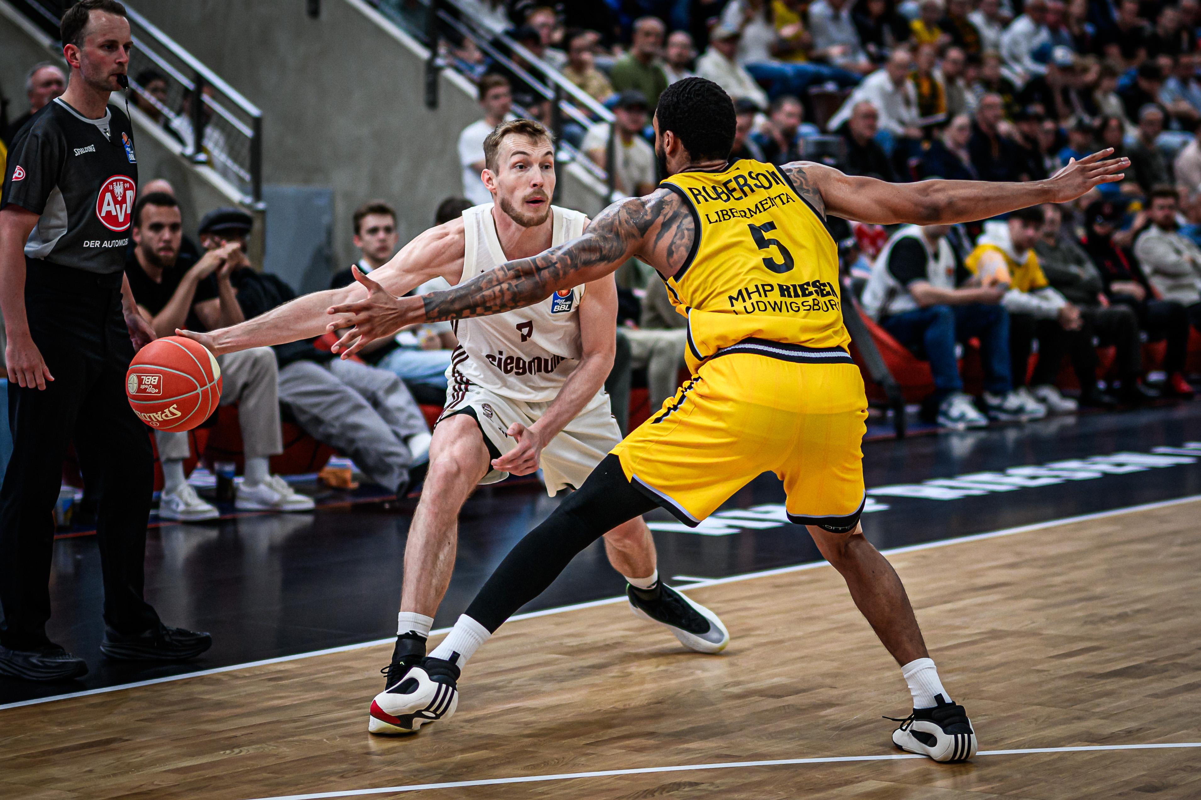 Der FC Bayern München gewinnt das dritte Viertelfinalspiel bei den MHP RIESEN Ludwigsburg mit 84:76 und ist nur noch einen Sieg vom Halbfinale entfernt. Die Bayern lassen sich in keiner Weise aus der Ruhe bringen und liegen in der gesamten Partie lediglich zu Beginn einmal in Rückstand. Am Freitag wartet das vierte Aufeinandertreffen der beiden Teams.
