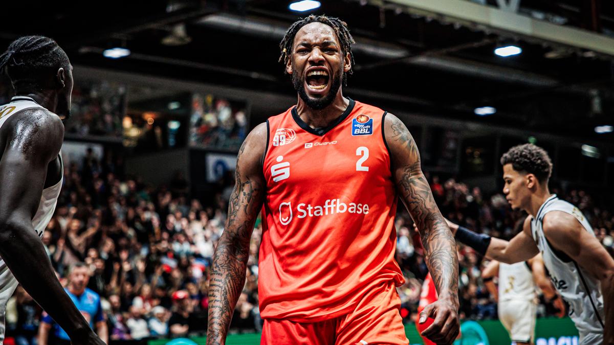 Die NINERS Chemnitz werden in der ersten Playoff-Runde den Heimvorteil genießen, das ist nach dem 82:68-Heimerfolg über die Basketball Löwen Braunschweig sicher. Die Löwen verlieren vor den Augen von Dennis Schröder nach drei Siegen nacheinander erstmal wieder und müssen einen Dämpfer im Kampf um die Play-Ins hinnehmen …