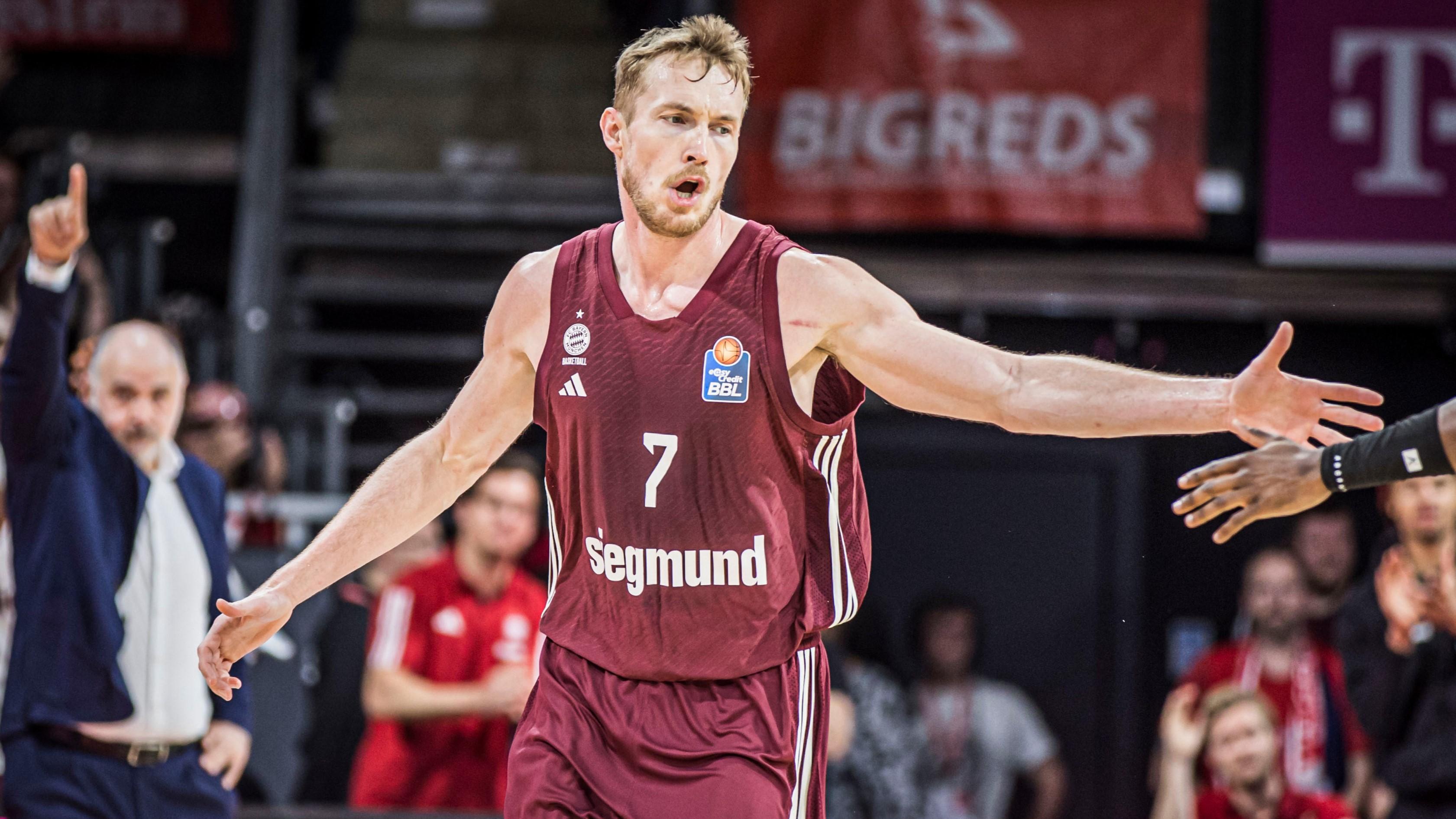 Tabellenführer FC Bayern Basketball hat im Spitzenspiel des 32. Spieltag der easycredit BBL einen deutlichen 77:53-Heimerfolg gegen Verfolger ALBA BERLIN eingefahren. Nach mäßigem Start drehen die Münchner im zweiten Viertel, das sie mit 30:5 gewinnen, auf und legen so früh den Grundstein zum Sieg. Bei noch drei verbleibenden Hauptrunden-Spielen hat das Team von Pablo Laso nun zwei Siege Vorsprung auf die Hauptstädter.