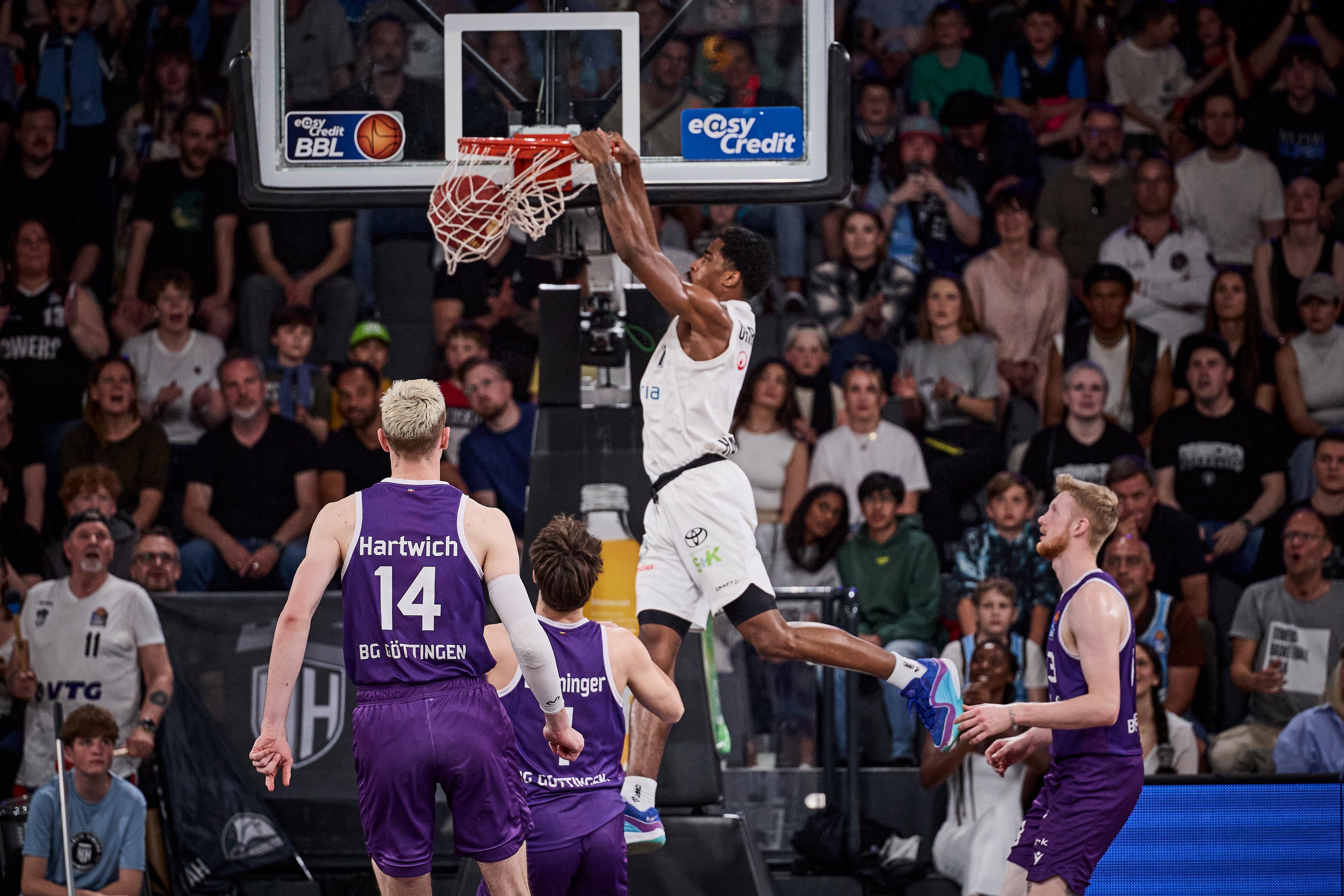 Die Veolia Towers Hamburg feiern einen deutlichen Erfolg über die BG Göttingen, sichern sich Rang zehn in der Tabelle und damit den letzten Platz in den Play-Ins. Dort trifft das Team aus der Hansestadt bereits am Dienstag auf die EWW Baskets Oldenburg.