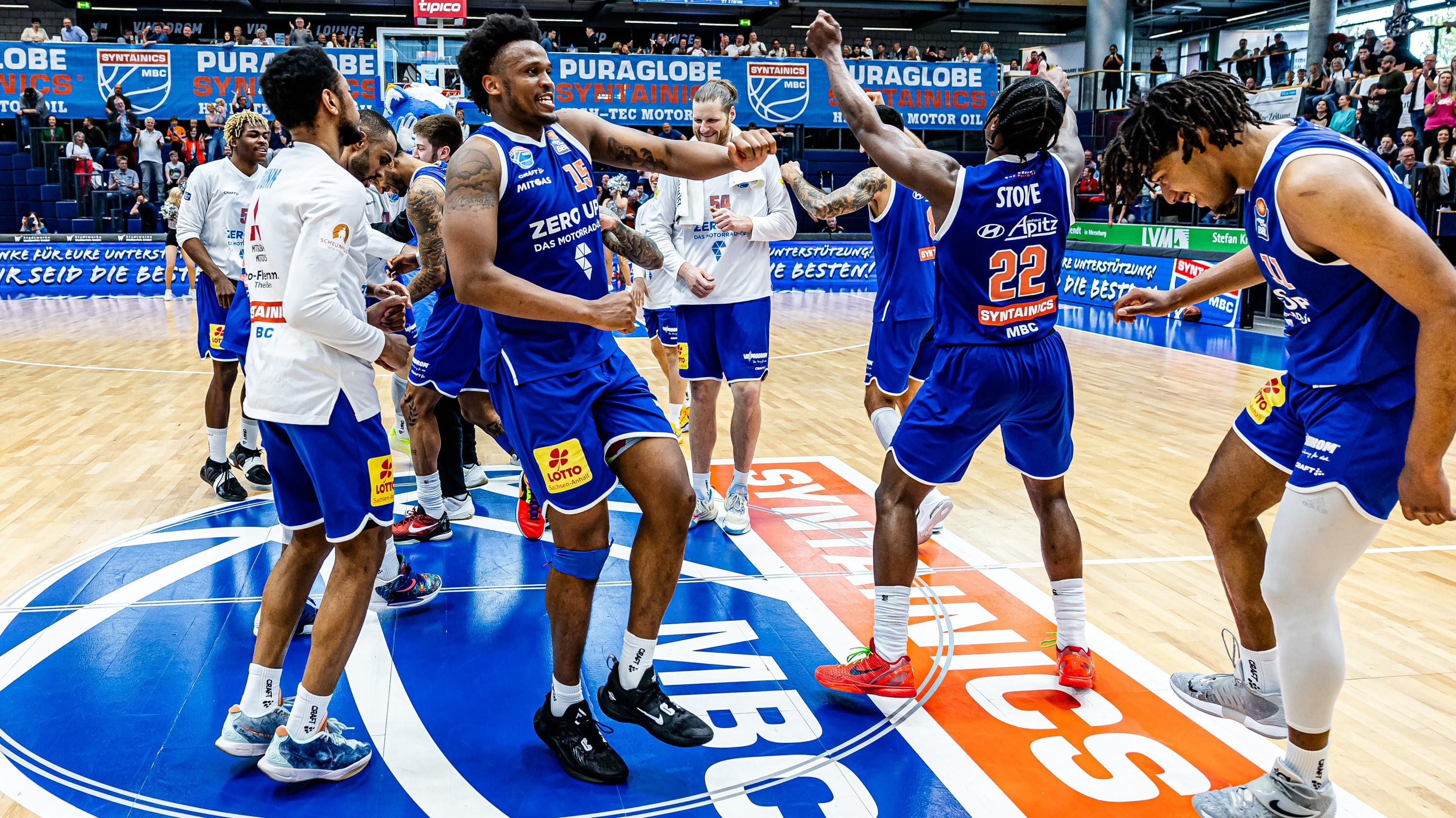 Der SYNTAINICS MBC spielt auch in der kommenden Saison in der easyCredit Basketball Bundesliga. Das 91:90 in einer hart umkämpften Partie gegen die MHP RIESEN Ludwigsburg beschert der Mannschaft von Trainer Predrag Krunic vorzeitig den Klassenerhalt. Die RIESEN müssen um die Playoffs bangen.