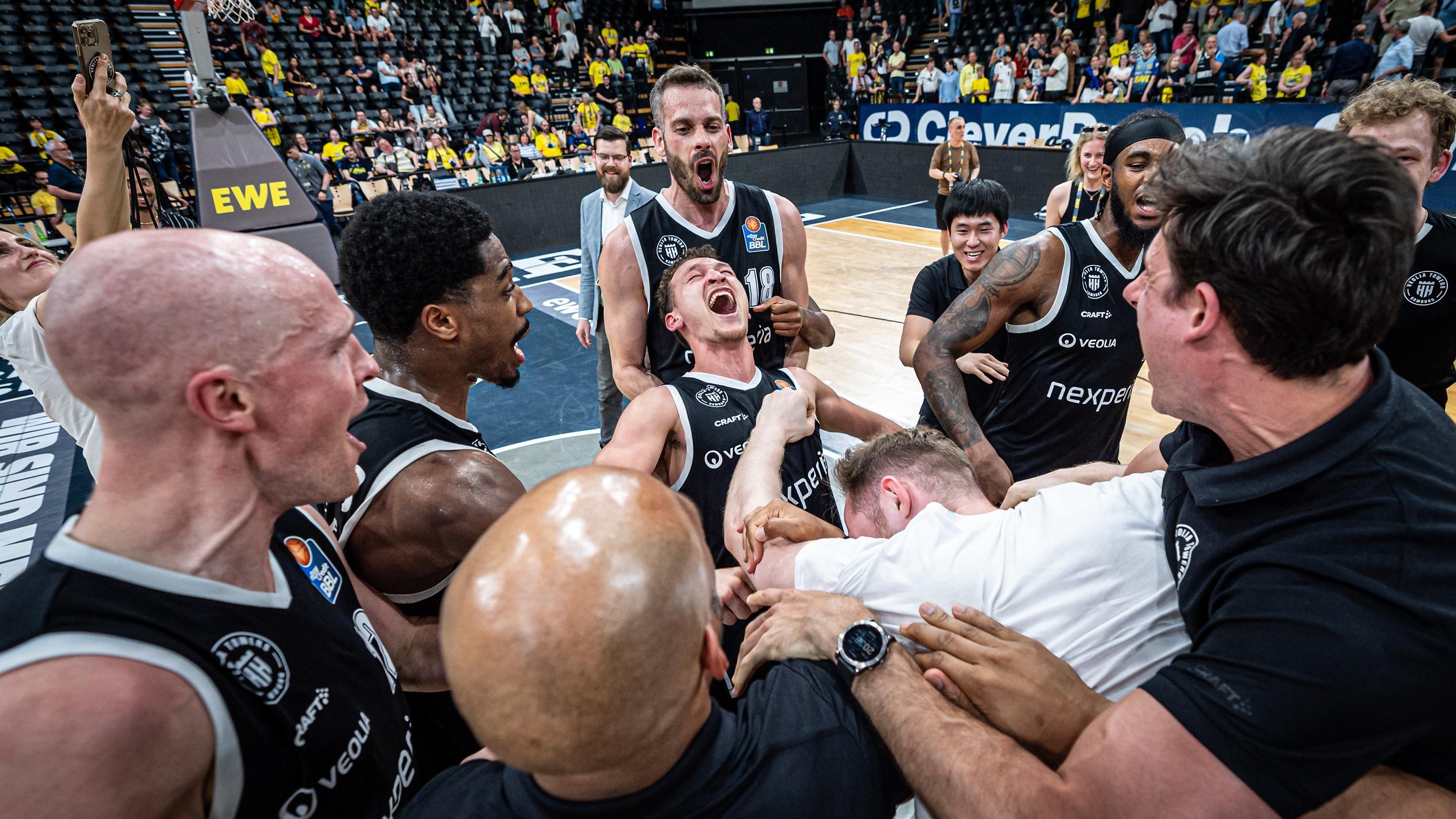 Für die EWE Baskets Oldenburg ist die Saison 2023/2024 beendet. Die Niedersachsen unterlagen vor 6.200 Zuschauern in der ausverkauften EWE Arena den Veolia Towers Hamburg im Play-In-Spiel mit 81:93. Die Hansestädter haben nun am Donnerstag die Chance, sich für das Playoff-Viertelfinale zu qualifizieren.