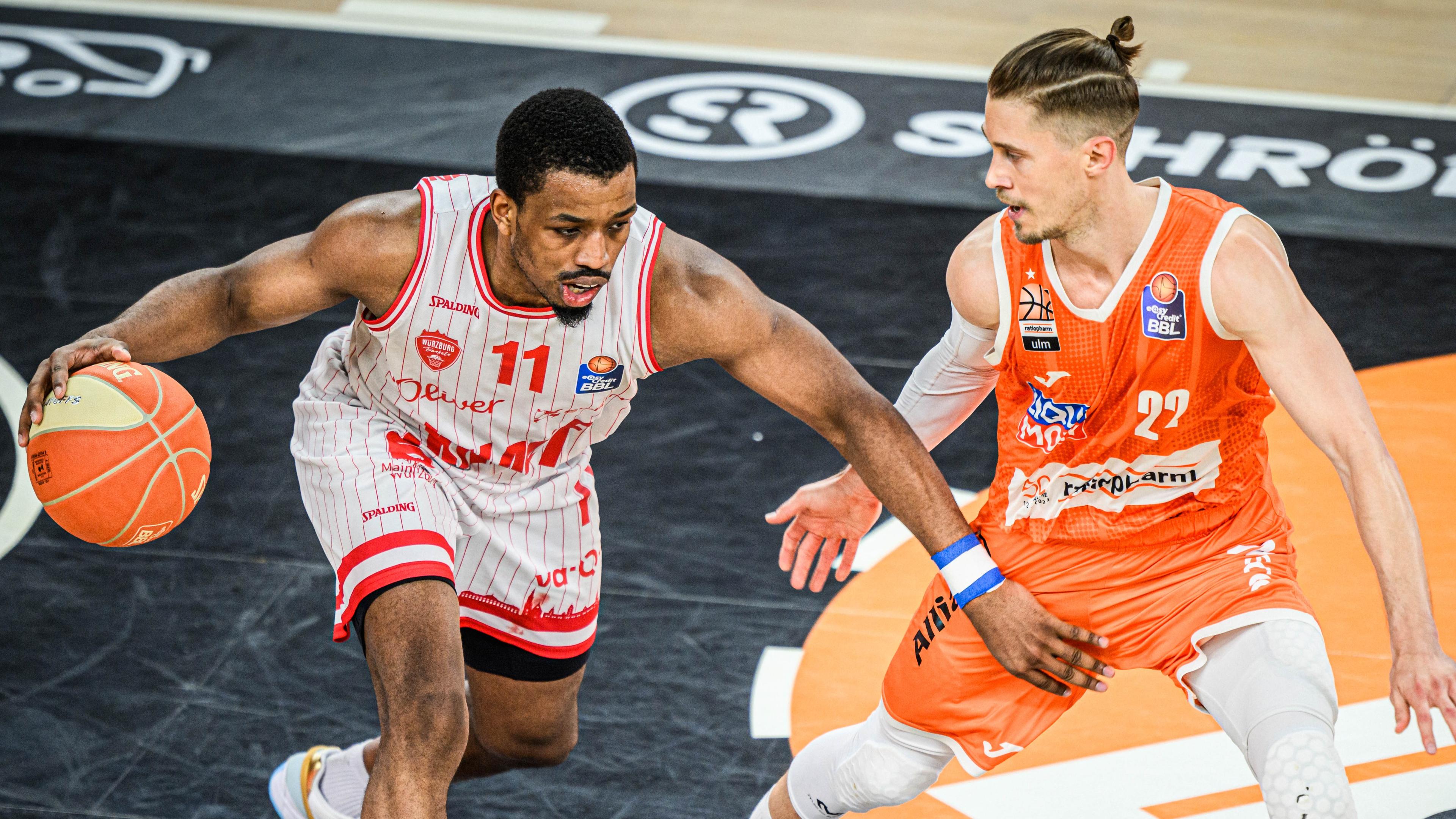 Der amtierende Meister ratiopharm ulm gleich im Playoff-Viertelfinale gegen die Würzburg Baskets zum 1:1 aus. Vor 6.000 Zuschauern gibt es schon vor dem Tipoff Grund zur Freude: Tommy Klepeisz verlängert seinen Vertrag. Am Mittwoch geht es in Würzburg weiter.