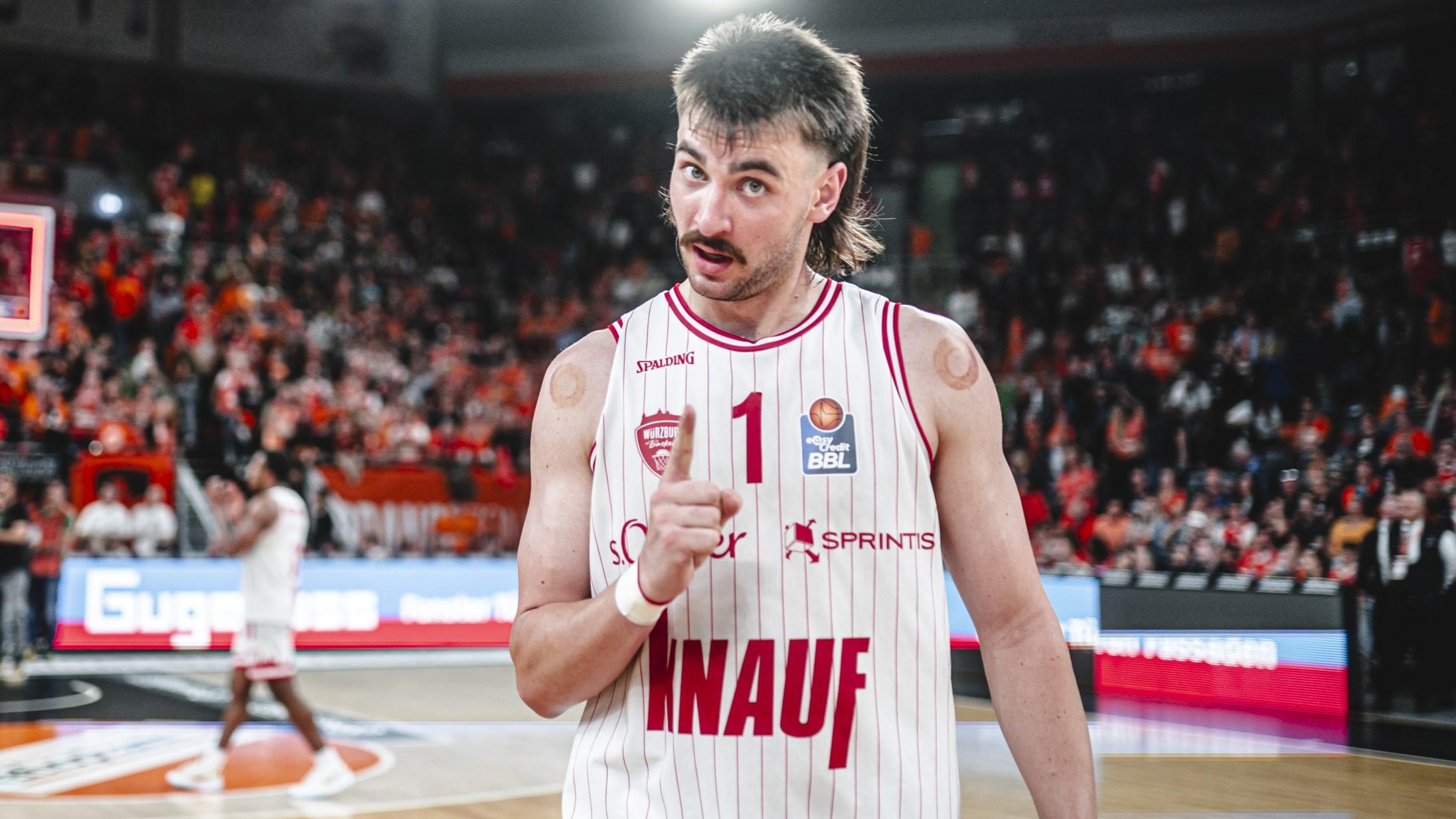 Die Würzburg Baskets haben des erste Spiel der Viertelfinal-Serie gegen den amtierenden Deutschen Meister ratiopharm ulm mit 78:65 gewonnen. Angeführt von MVP Otis Livingston, mit 22 Punkten, sechs Rebounds und vier Assists erneut bester Akteur des Abends, dominiert Würzburg besonders das letzte Viertel (20:9) und liegt in der Serie nun mit 1-0 in Front. Spiel 2 steigt bereits am Montag wieder in Ulm.