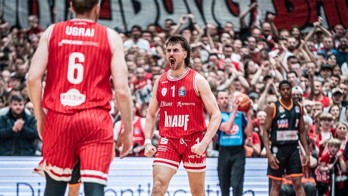 In der vergangenen Saison hat ratiopharm ulm im Playoff-Viertelfinale mit Berlin den Titelverteidiger ausgeschaltet, nun hat es die Ulmer selbst als Meister in der ersten Runde erwischt: Nach einer 72:75-Niederlage gegen die Würzburg Baskets ist die Saison für Ulm nach einem 1-3 in der Serie beendet. Die Franken stehen zum ersten Mal seit 2012 wieder im Halbfinale. Zac Seljaas springt erneut für den verletzten MVP Otis Livingston ein und erzielt in den letzten 100 Sekunden zehn Punkte.