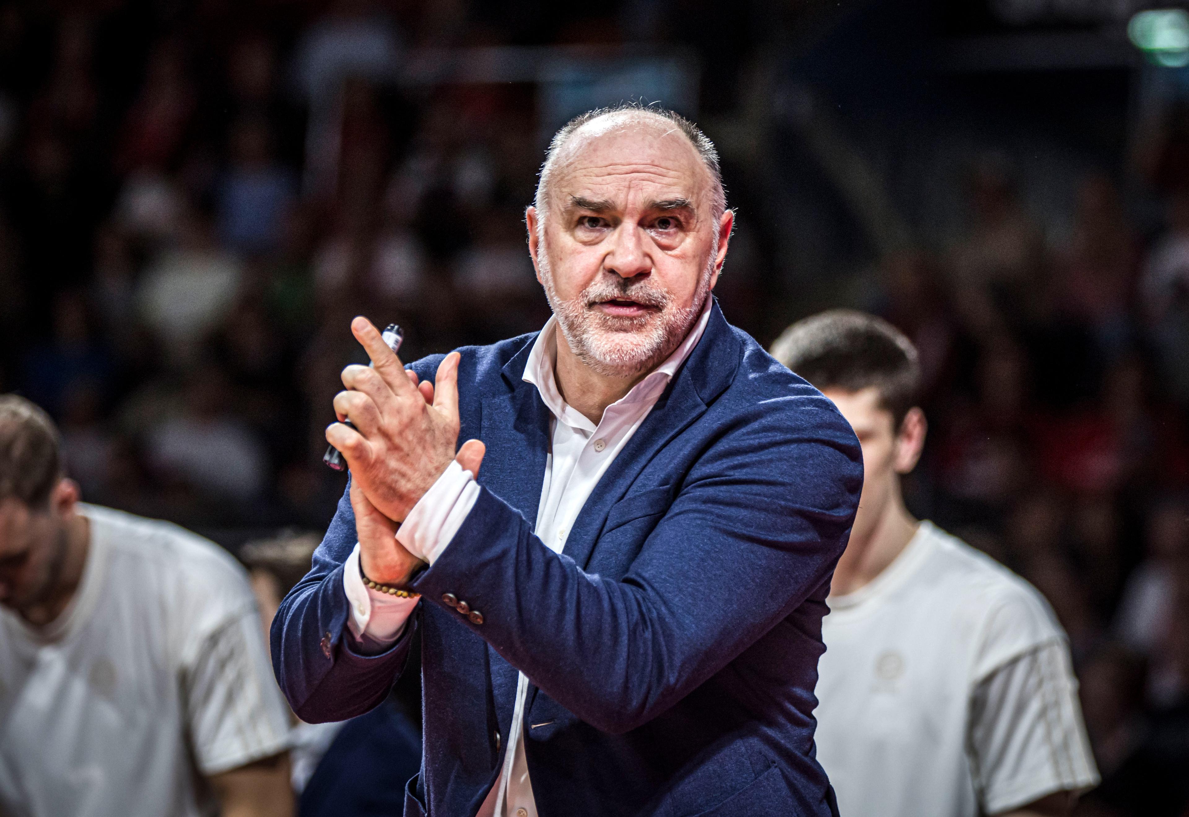 Beim FC Bayern Basketball ergibt sich kurzfristig eine gravierende personelle Veränderung: Cheftrainer Pablo Laso verlässt den Deutschen Meister aus familiären Gründen bereits nach seiner ersten Saison in München, der Verein entsprach damit dem Wunsch des zweimaligen EuroLeague-Gewinners nach Auflösung des ursprünglich bis Sommer 2025 datierten Vertrags. Der 56-jährige Spanier war am vergangenen Wochenende mit dem Anliegen an den Double-Gewinner herangetreten.