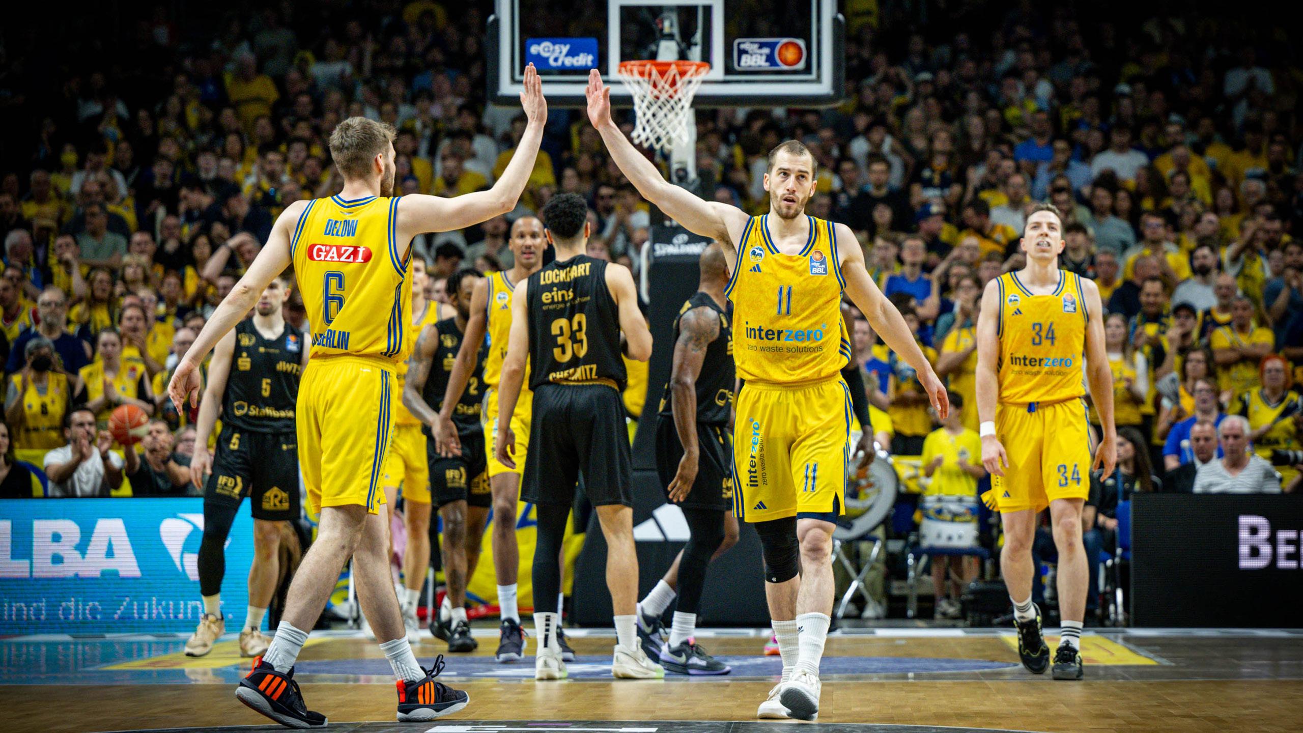 Es gibt kaum eine größere Bühne als das fünfte Spiel einer Serie. Begegneten sich ALBA BERLIN und die NINERS Chemnitz bisher absolut auf Augenhöhe, ist dies auch diesmal der Fall. Vor den Augen der Weltmeister Moritz und Franz Wagner ist es in einer offensivgeprägten Partie, bei der Matt Thomas mit 24 Zählern eine persönliche Bestleistung auflegt, schließlich die von Berlin eingeworfene Zonenverteidigung, die den Chemnitzer Fluss bricht und den Grundstein dafür legt, dass die Hausherren mit 97:84 die Oberhand behalten - und es im Finale nun mit dem FC Bayern München zu tun bekommen.