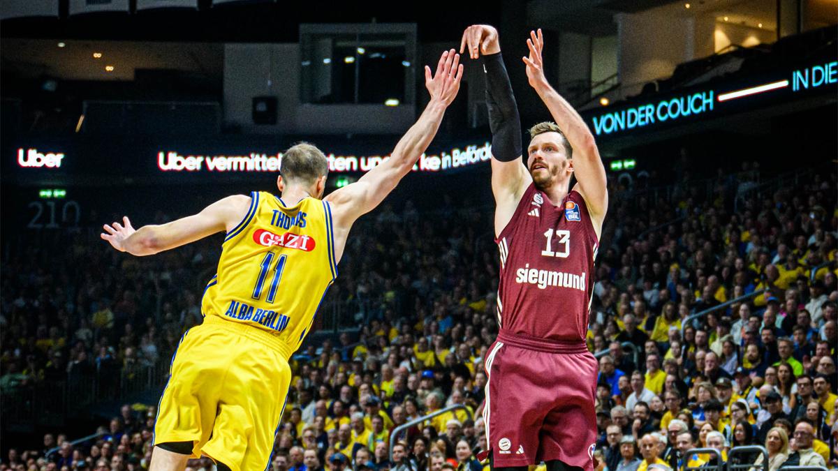 Der FC Bayern München benötigt nur noch einen Sieg zum Meistertitel. Mit 67:63 entscheidet der Pokalsieger das vierte Final-Spiel bei ALBA BERLIN für sich. Mit 15 Dreiern laufen die Gäste von außen heiß, Carsen Edwards trifft den entscheidenden Crunchtime-Dreier, Weltmeister Andi Obst liefert nach seiner Nullnummer die richtige Antwort. Unter den 11.321 Zuschauern sitzen Franz und Moritz Wagner.