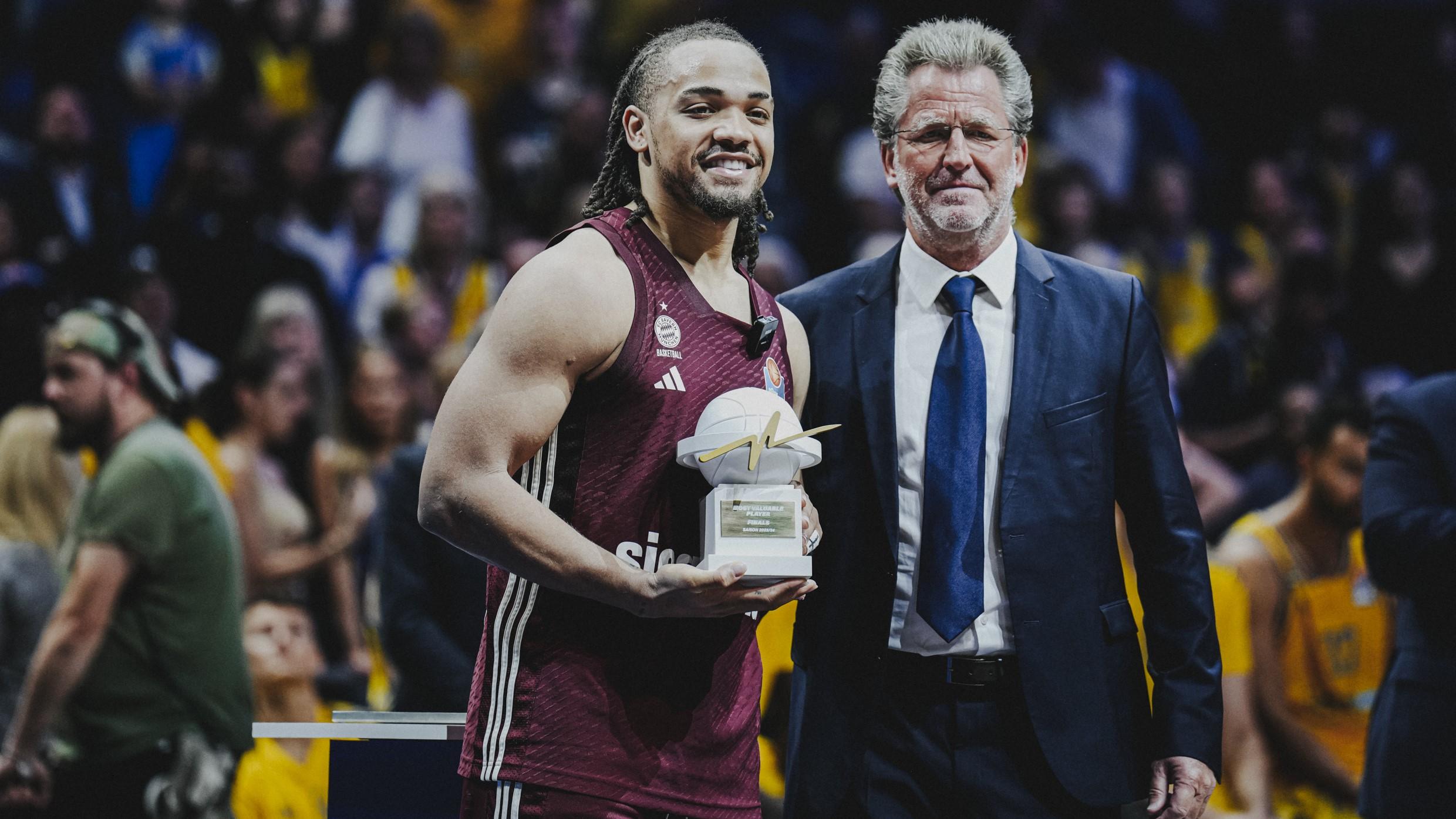 Dem Team, das in der easyCredit BBL die Titelverteidigung in Angriff nehmen wird, bleibt ein weiterer Schlüsselspieler erhalten: Carsen Edwards hat seinen Vertrag beim FC Bayern Basketball verlängert, in München geht er damit in seine zweite Saison, eine dritte ist als Option im Vertragspapier festgehalten.