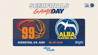 Status quo: Die NINERS Chemnitz erleben weiter "Erste Male". Zuerst gewannen sie das erste Viertelfinal-Spiel ihrer Klubgeschichte, nach zwei weiteren Siegen folgte der erstmalige Einzug ins Halbfinale und dort nun im dritten Spiel auch der erste Halbfinalsieg in einem Heimspiel. So nah wie jetzt waren sie also noch nie an einer Finalteilnahme. ALBA BERLIN hingegen schien sich nach der Auftaktniederlage in der Serie schnell zu fangen: Nach ihrem deutlichen 86:64-Heimsieg zum Ausgleich der Serie, waren sie auch im dritten Spiel auf Sieges-Kurs, von dem Chemnitz sie allerdings trotz 17 Punkten Rückstand noch abbrachte.